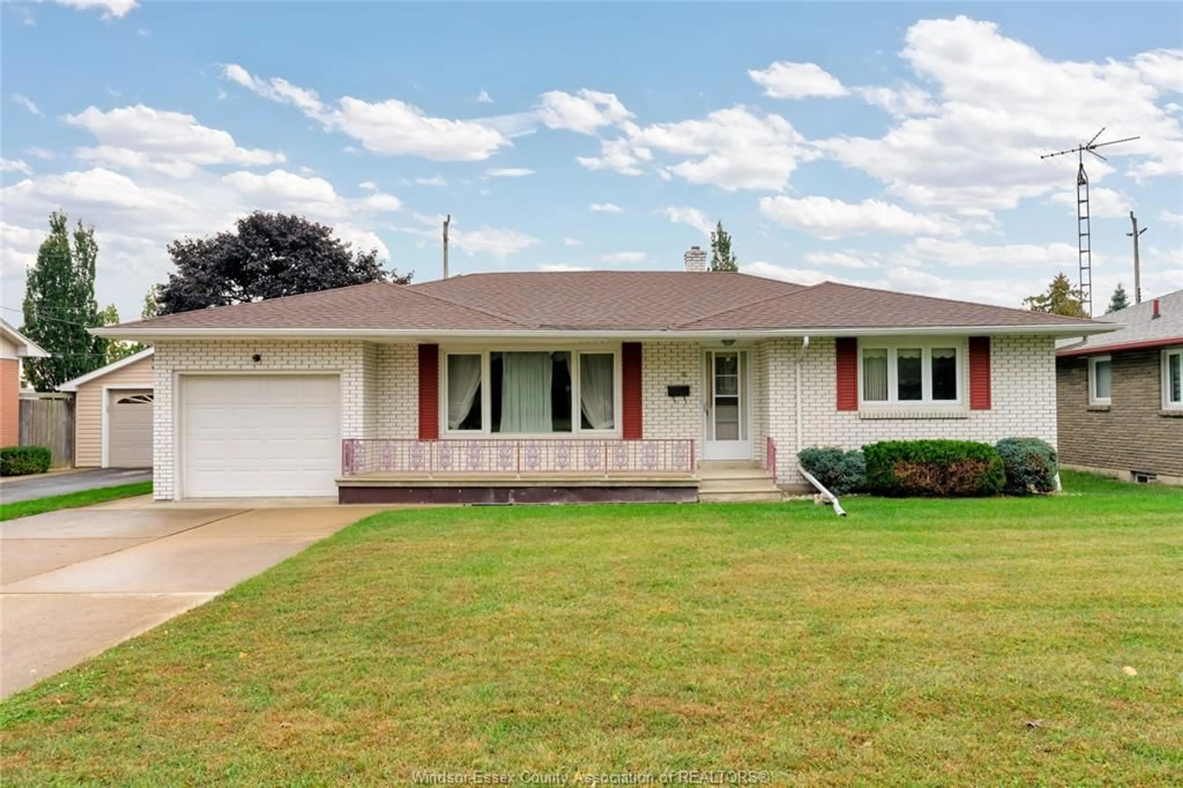 Home with vinyl exterior material, street for 16 PULFORD, Leamington Ontario N8H 2J3