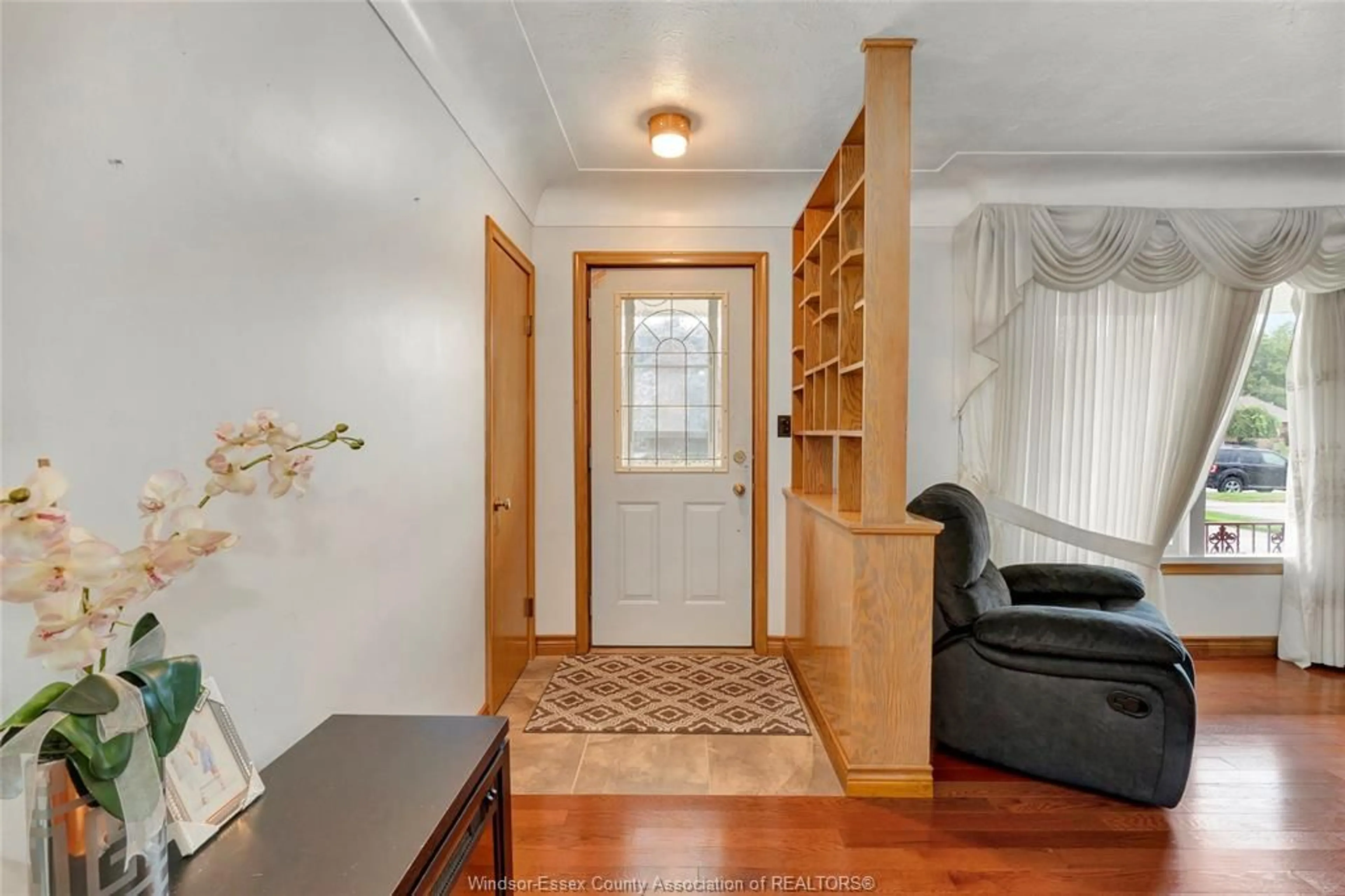 Indoor entryway for 16 PULFORD, Leamington Ontario N8H 2J3