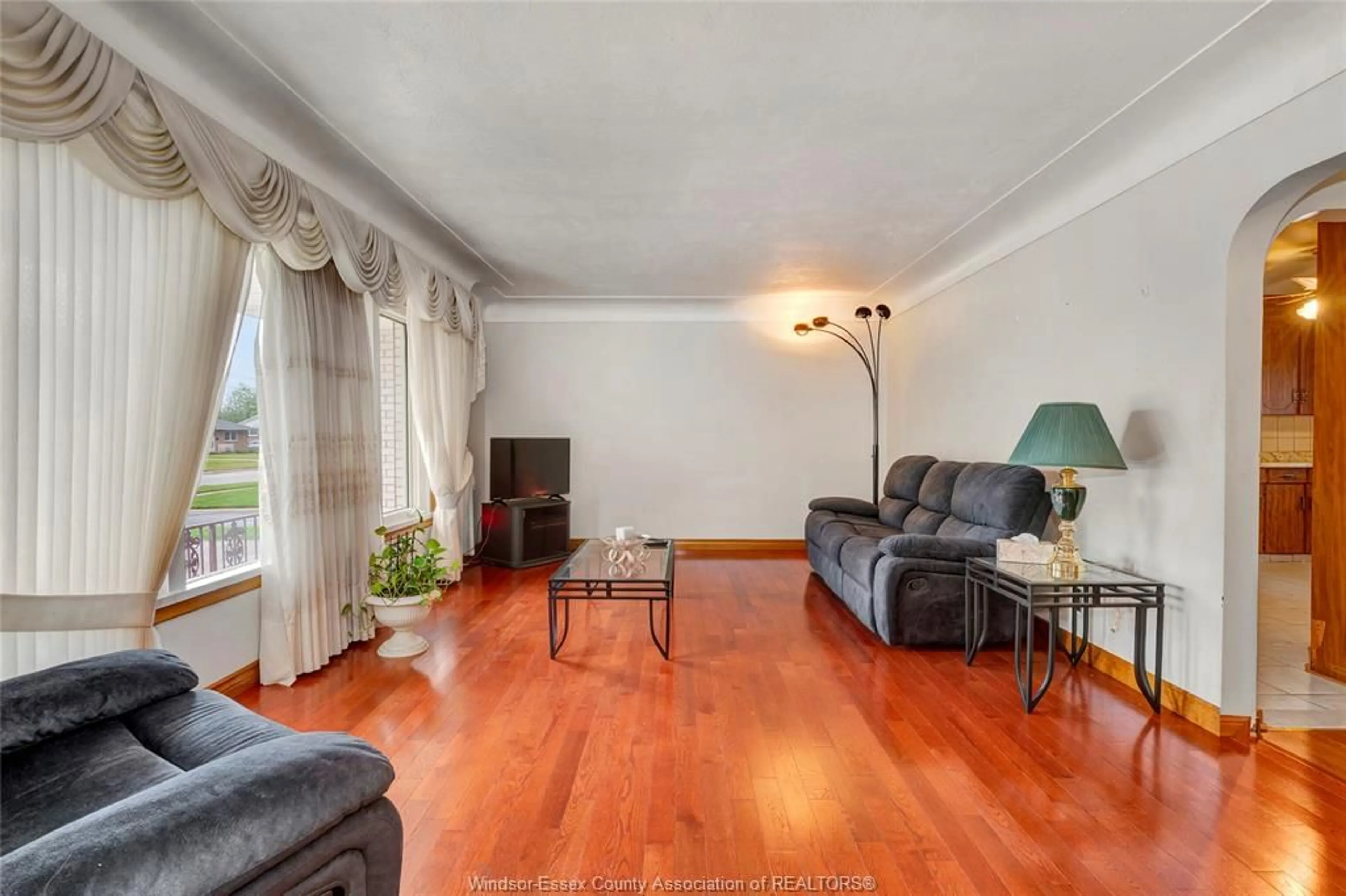 Living room with furniture, wood/laminate floor for 16 PULFORD, Leamington Ontario N8H 2J3