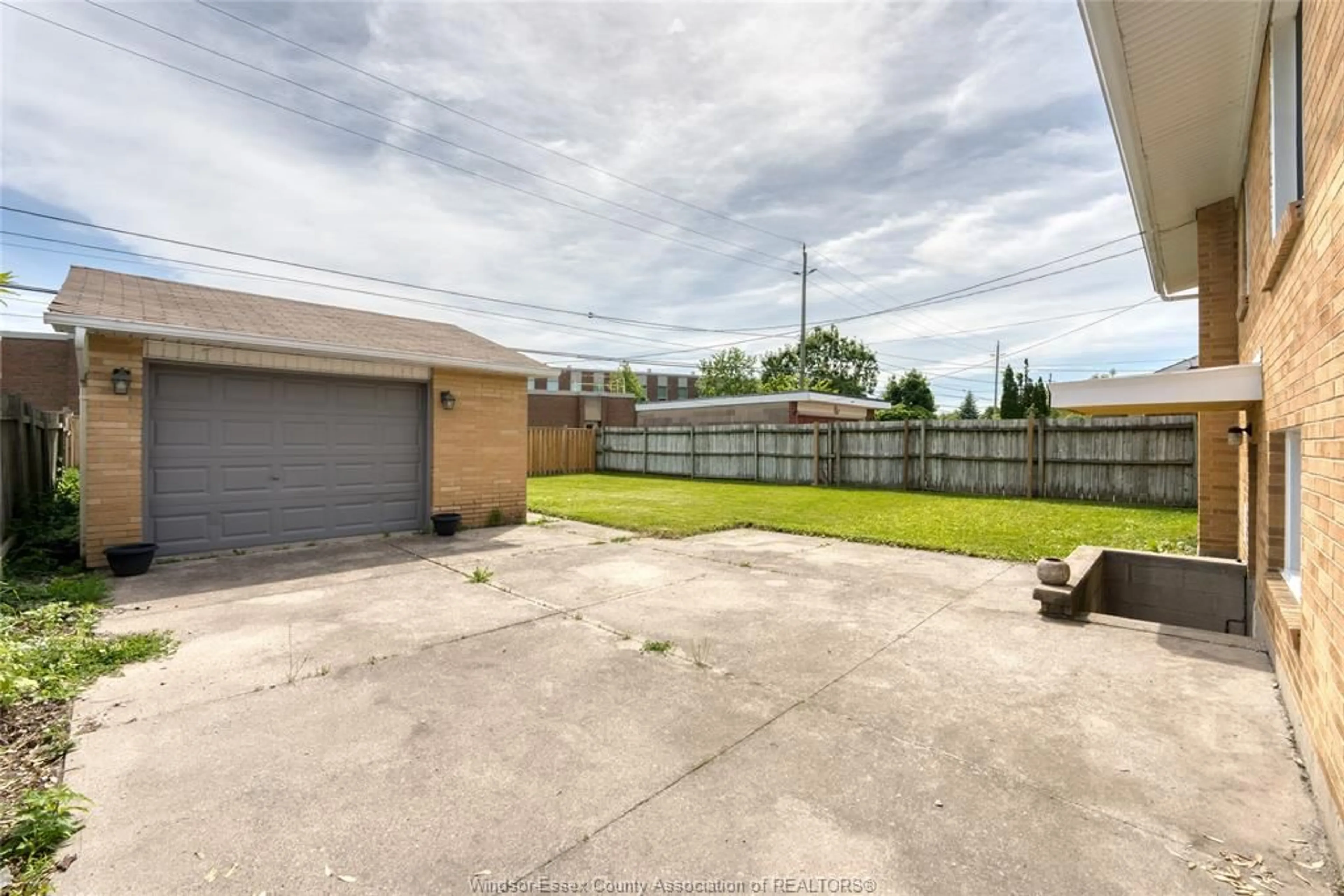 A pic from outside/outdoor area/front of a property/back of a property/a pic from drone, street for 962 WATSON, Windsor Ontario N8S 3T2