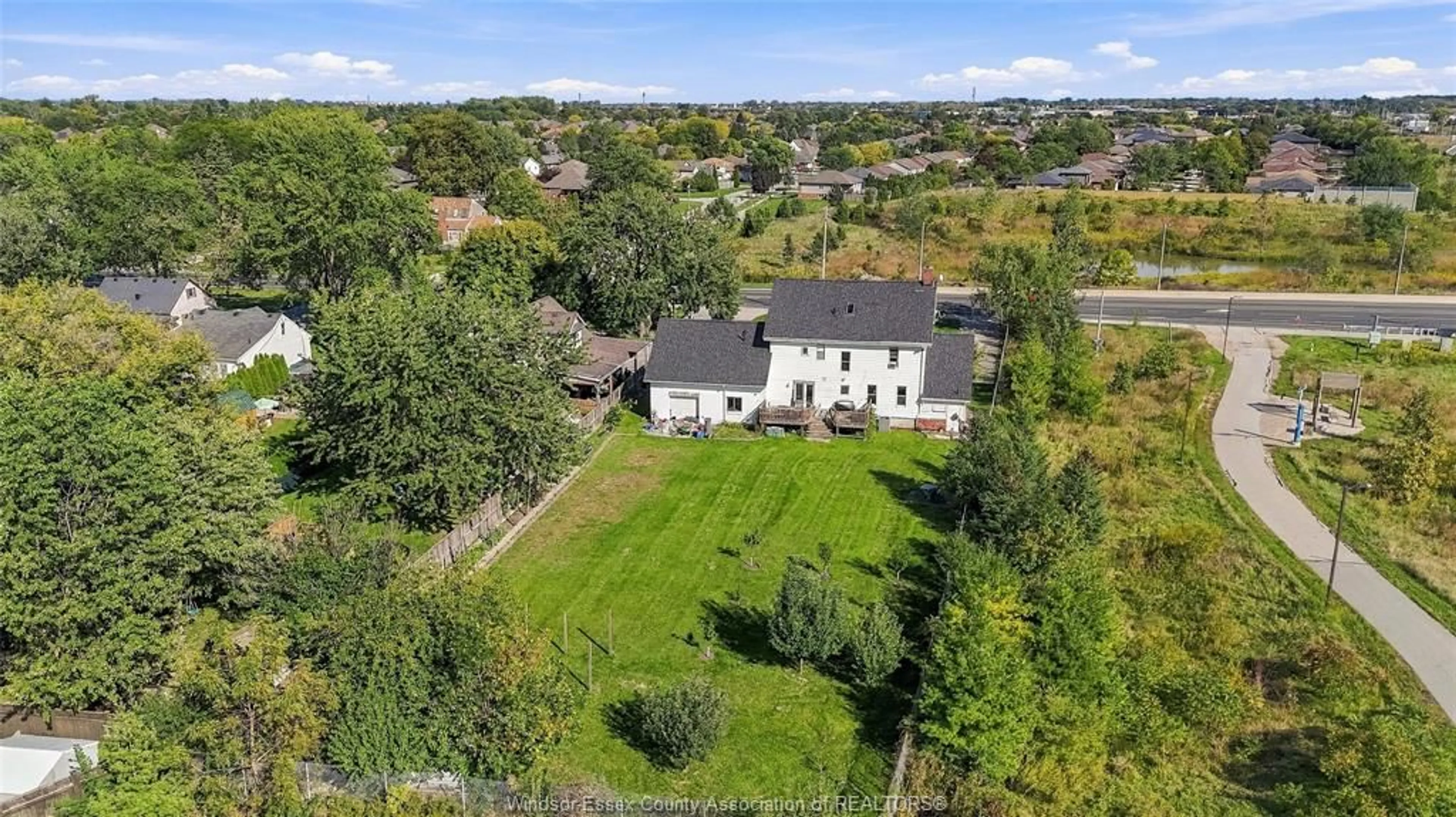 A pic from outside/outdoor area/front of a property/back of a property/a pic from drone, street for 4765 HOWARD, Windsor Ontario N9G 1P8