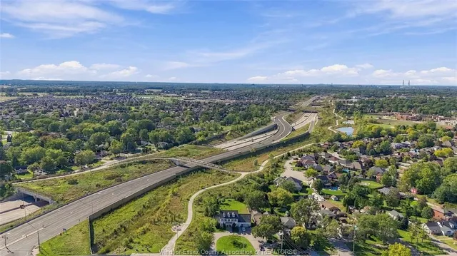 4765 HOWARD, Windsor 5