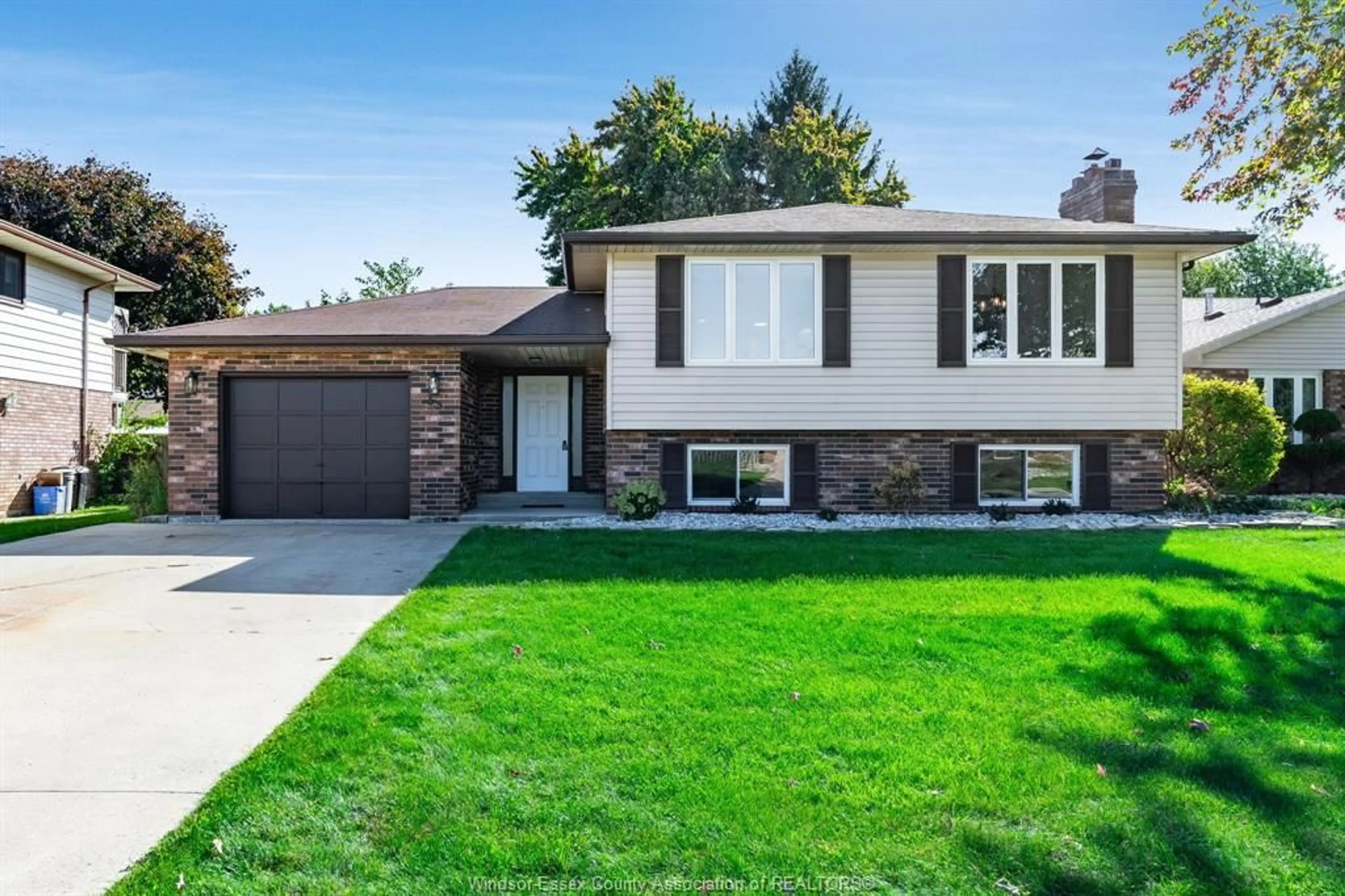 Home with vinyl exterior material, street for 55 Windwood Dr, Leamington Ontario N8H 4M8