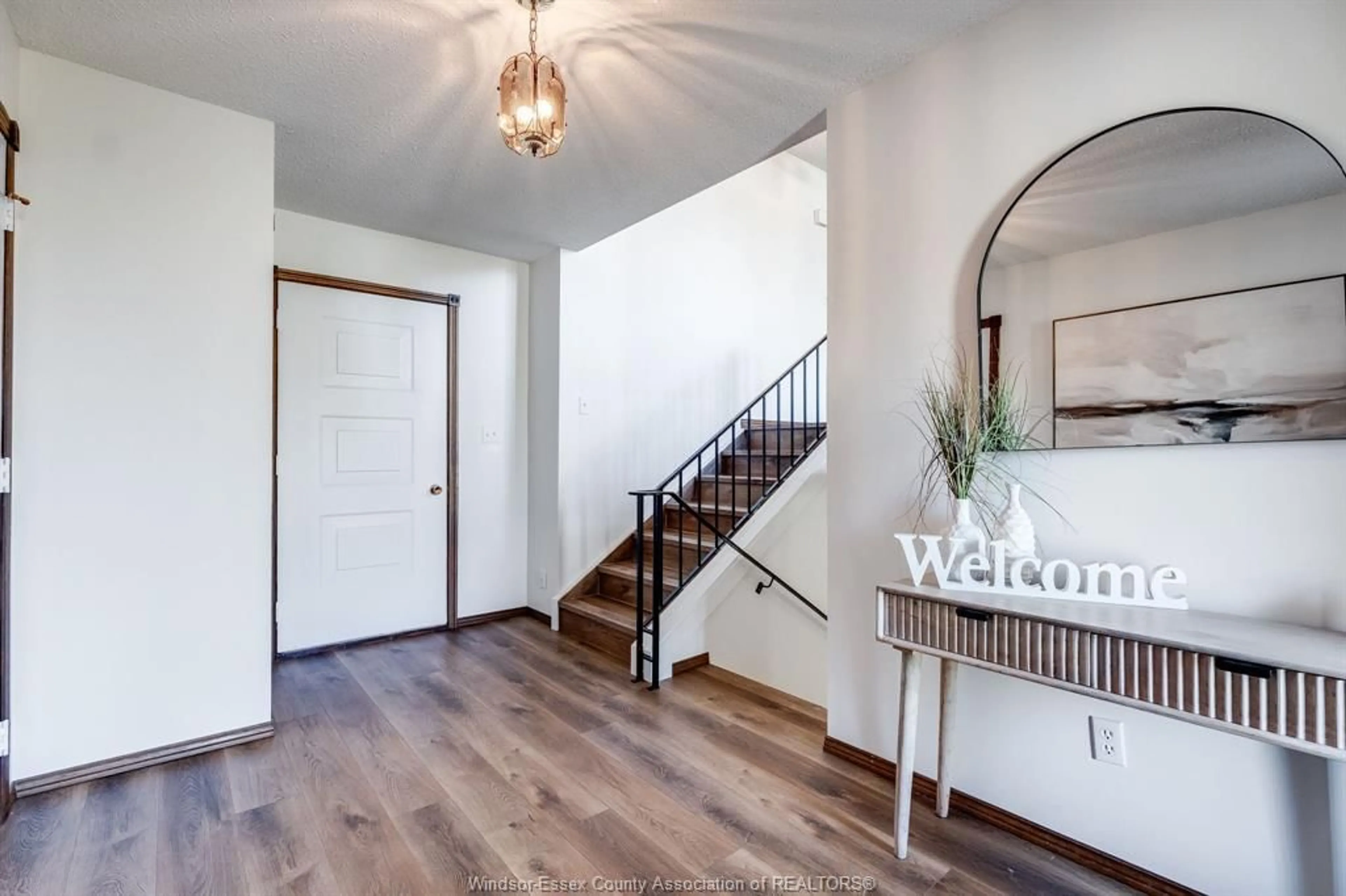 Indoor entryway for 55 Windwood Dr, Leamington Ontario N8H 4M8