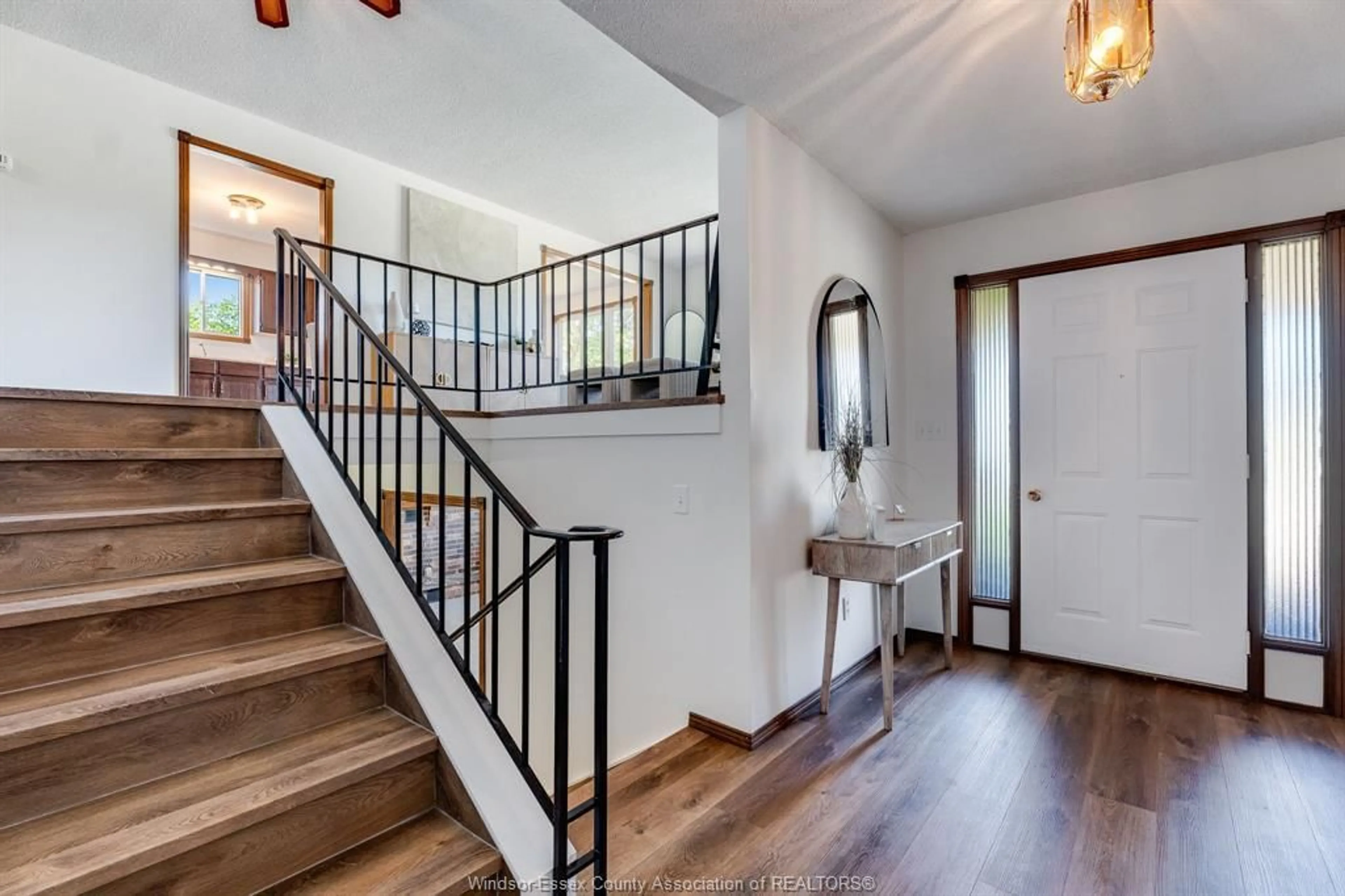 Indoor entryway for 55 Windwood Dr, Leamington Ontario N8H 4M8