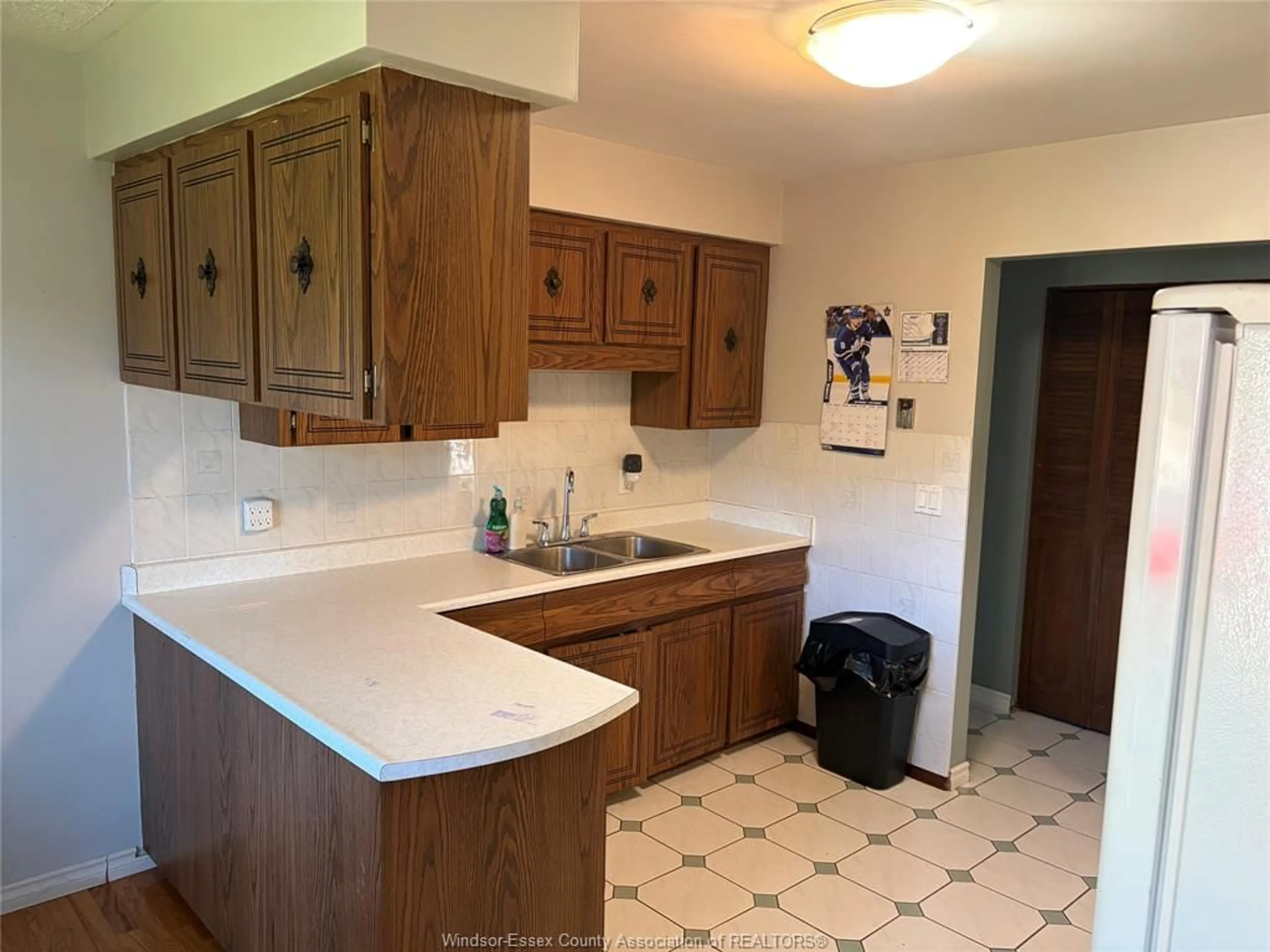 Standard kitchen, ceramic/tile floor for 40 HOLIDAY Crt, Amherstburg Ontario N9V 3A8
