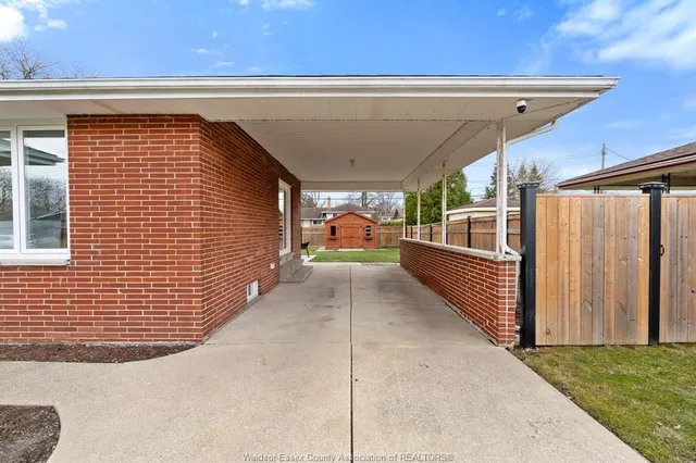 735 Lounsborough, Windsor 2