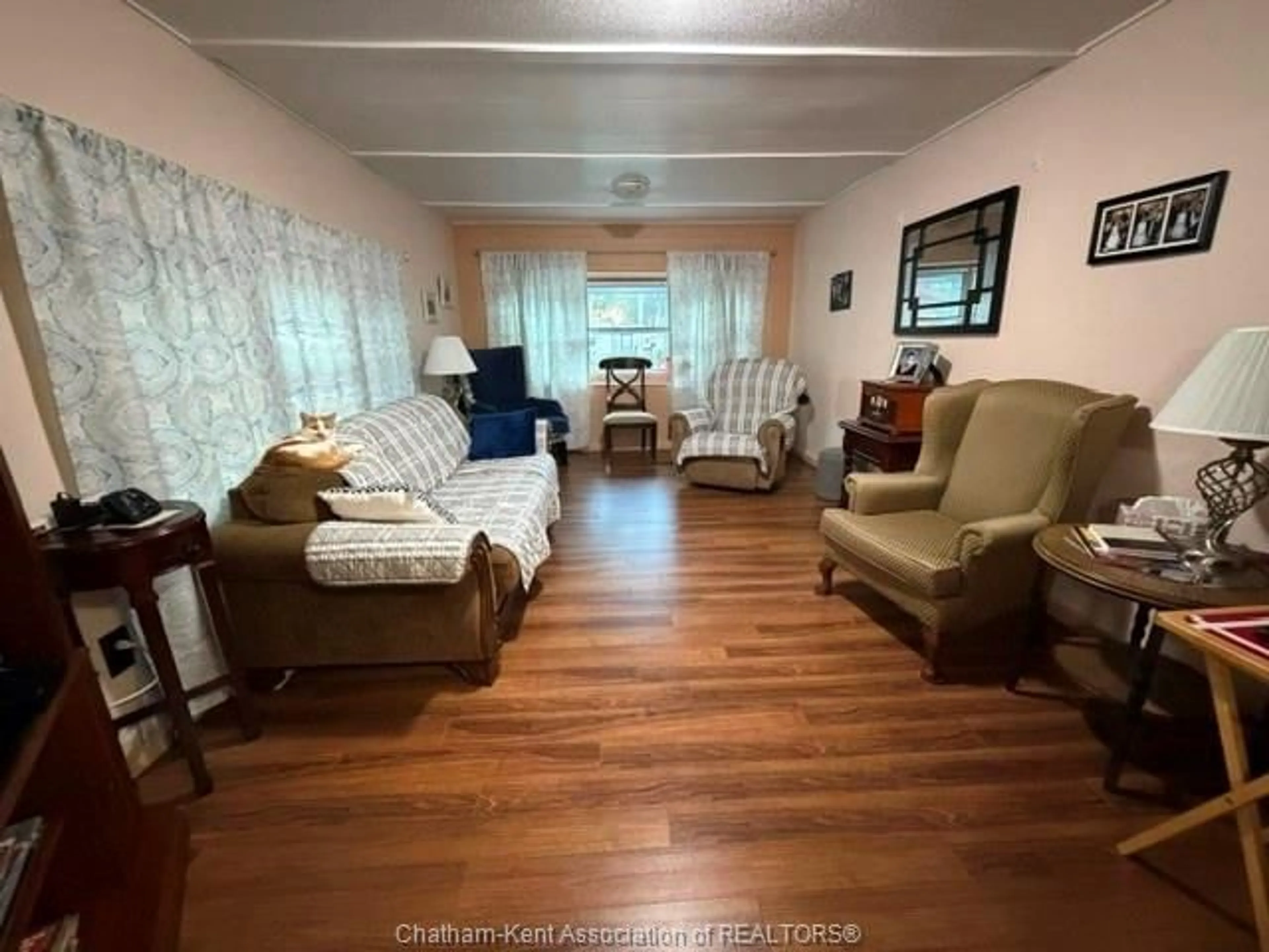 Living room with furniture, unknown for 24 SUTTON Crt, Chatham Ontario N7L 4G4
