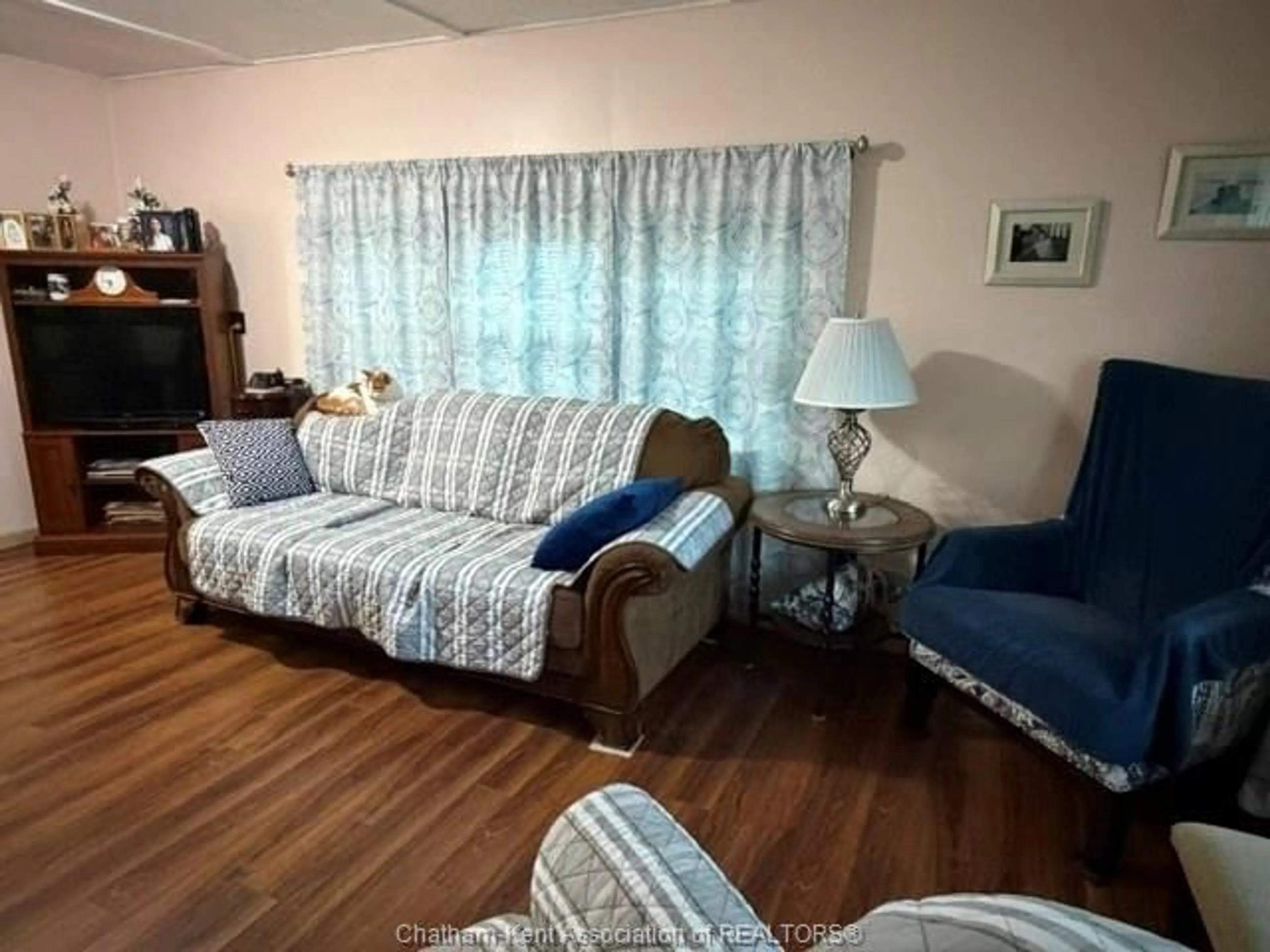 Living room with furniture, unknown for 24 SUTTON Crt, Chatham Ontario N7L 4G4