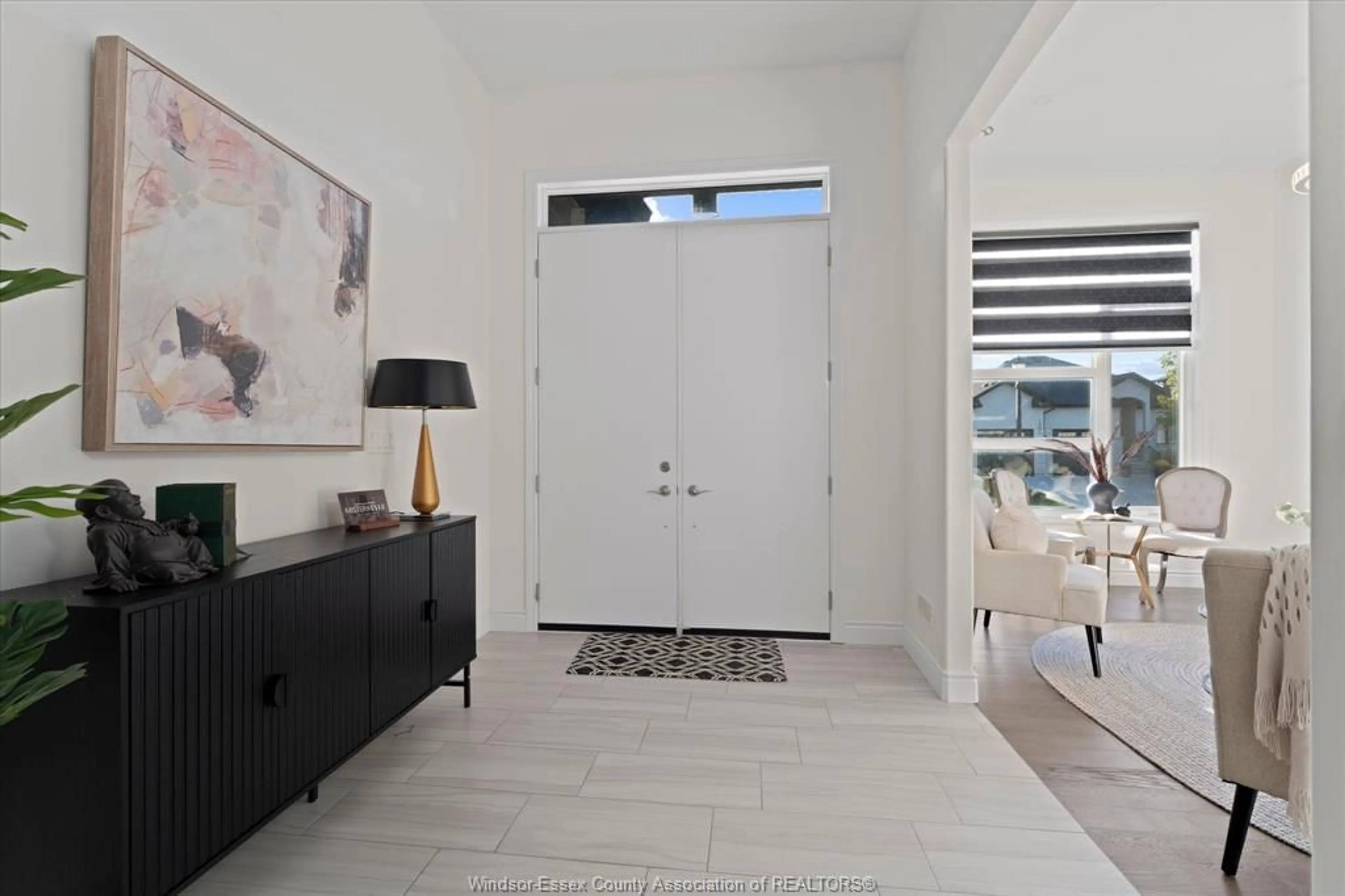 Indoor entryway for 1534 CLEARWATER Ave, Windsor Ontario N8P 0E9
