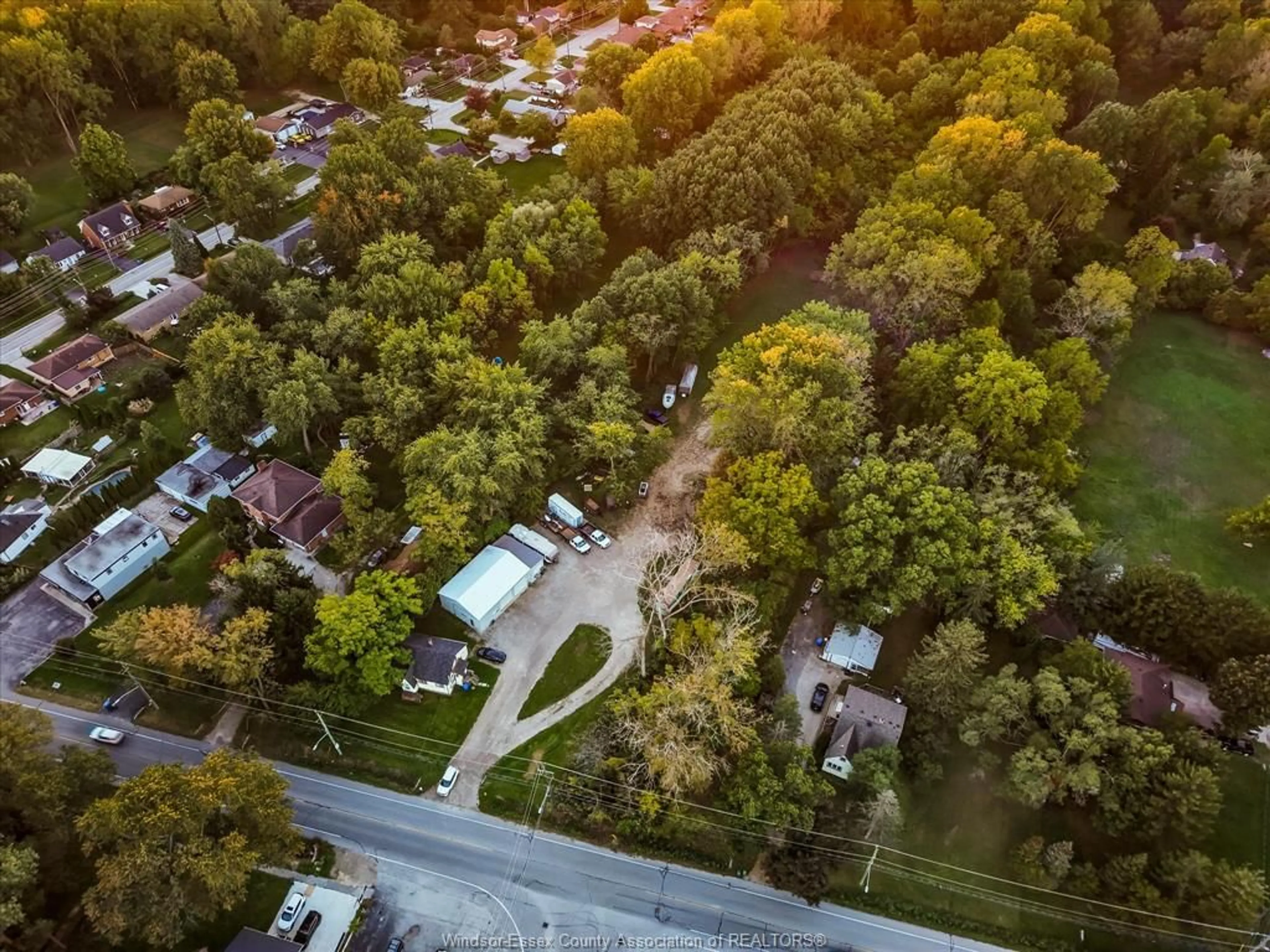 A pic from outside/outdoor area/front of a property/back of a property/a pic from drone, street for 4776 MALDEN Rd, Windsor Ontario N9E 3T5