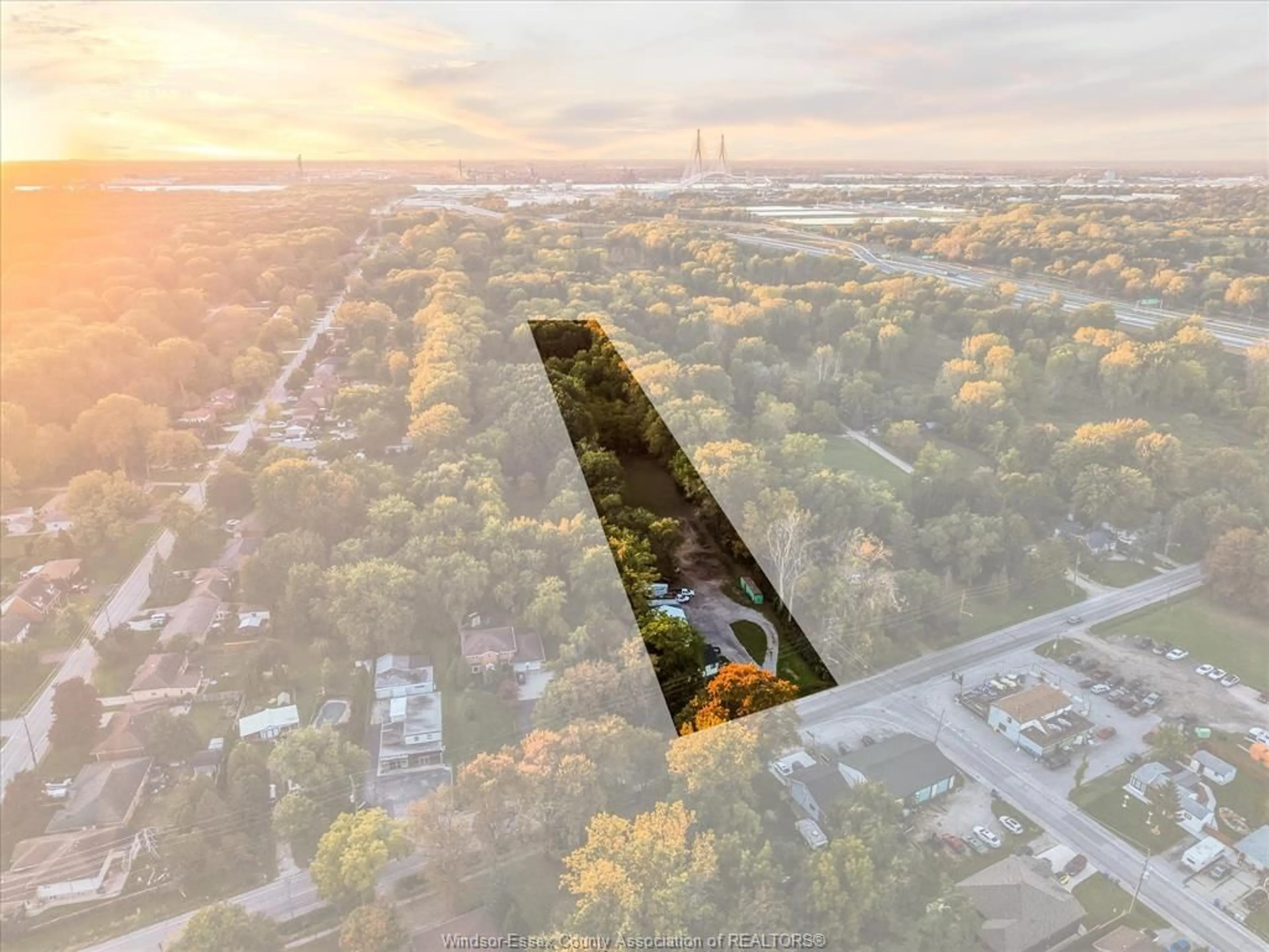 A pic from outside/outdoor area/front of a property/back of a property/a pic from drone, unknown for 4776 MALDEN Rd, Windsor Ontario N9E 3T5