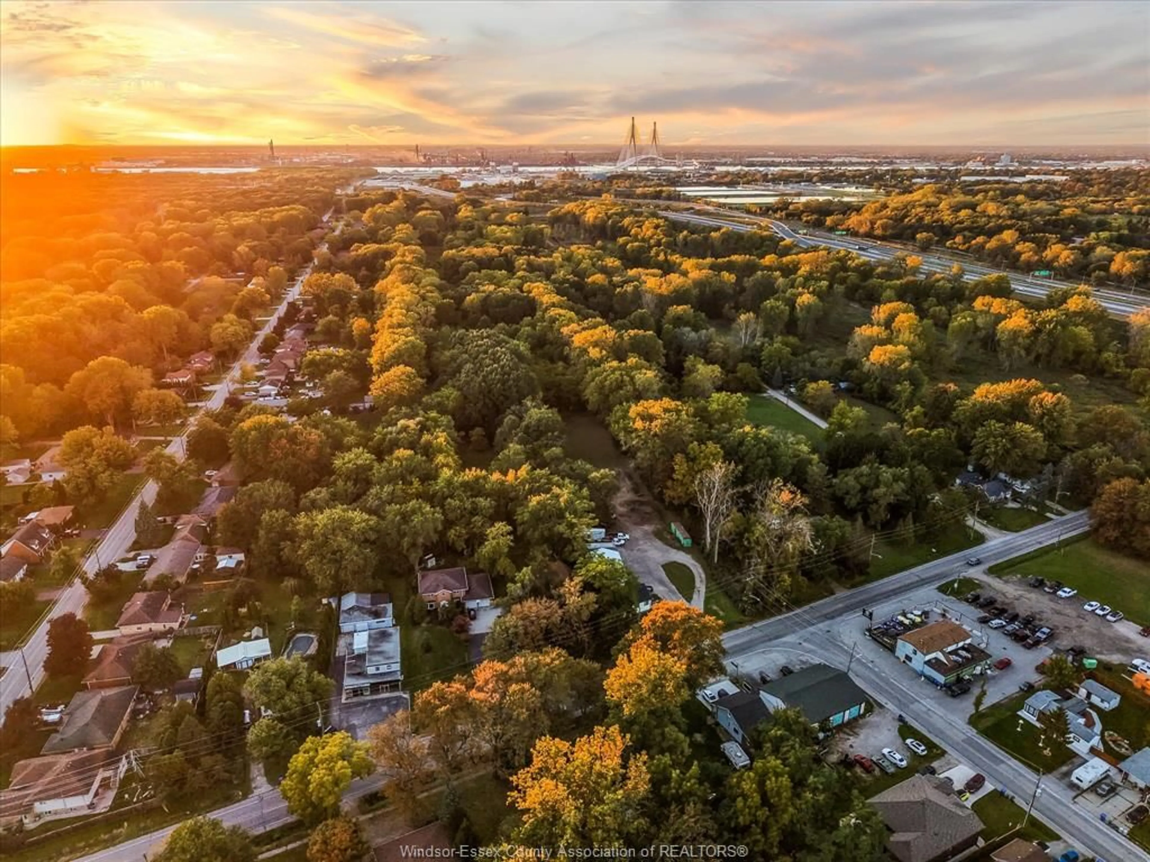 A pic from outside/outdoor area/front of a property/back of a property/a pic from drone, unknown for 4776 MALDEN Rd, Windsor Ontario N9E 3T5
