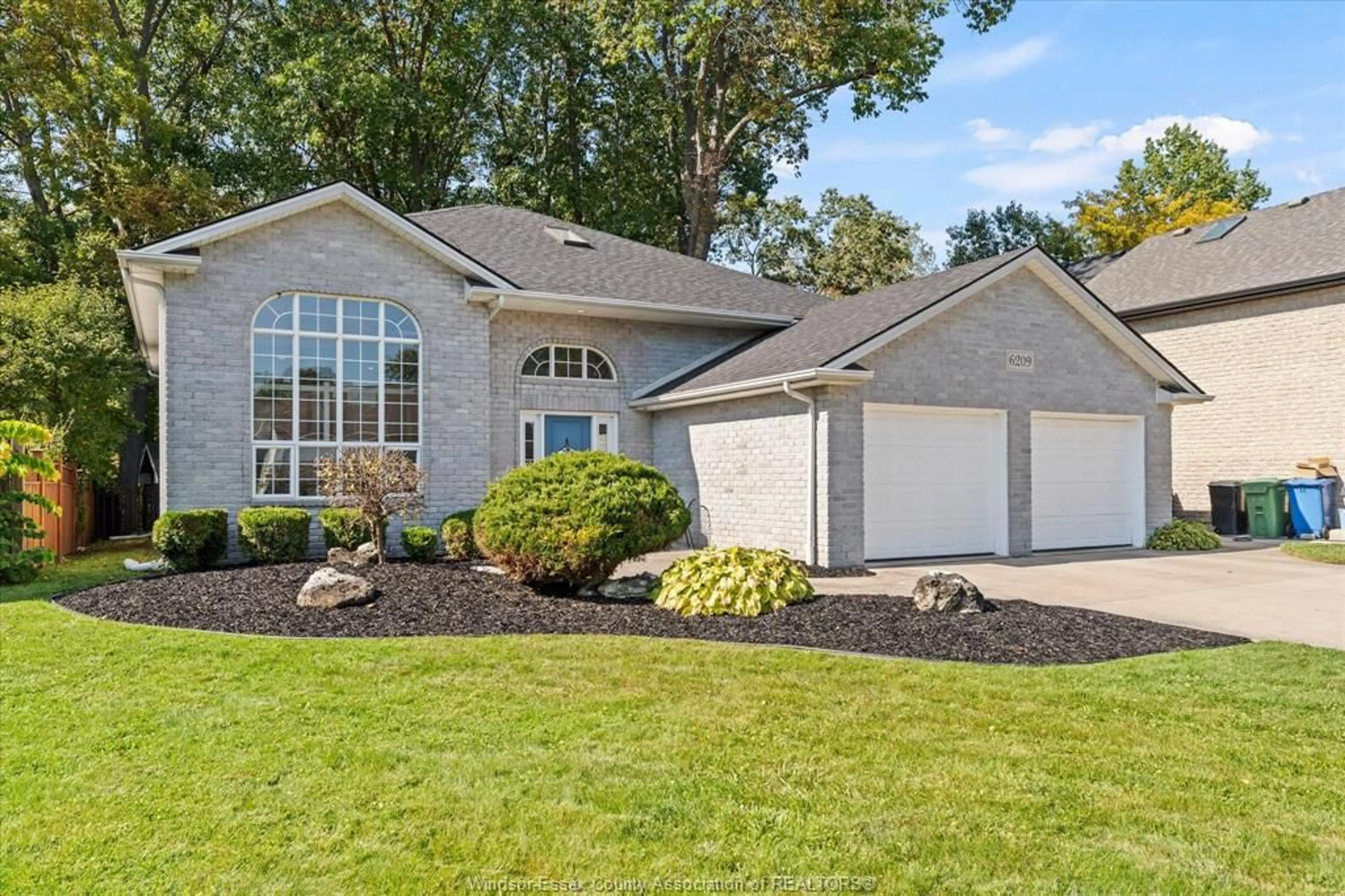 Home with vinyl exterior material, unknown for 6209 WALES Crt, LaSalle Ontario N9J 3R7