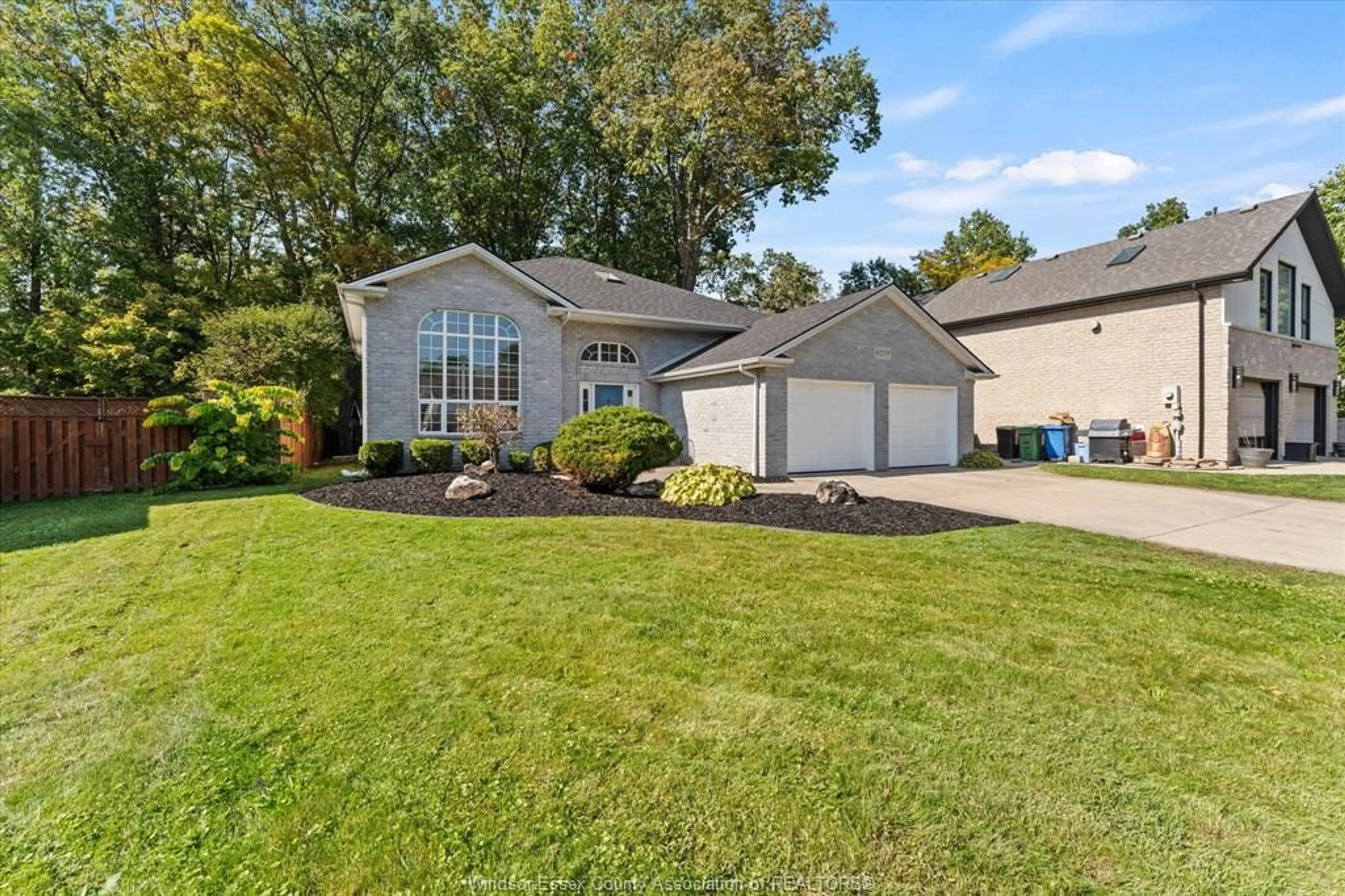 Home with vinyl exterior material, water/lake/river/ocean view for 6209 WALES Crt, LaSalle Ontario N9J 3R7