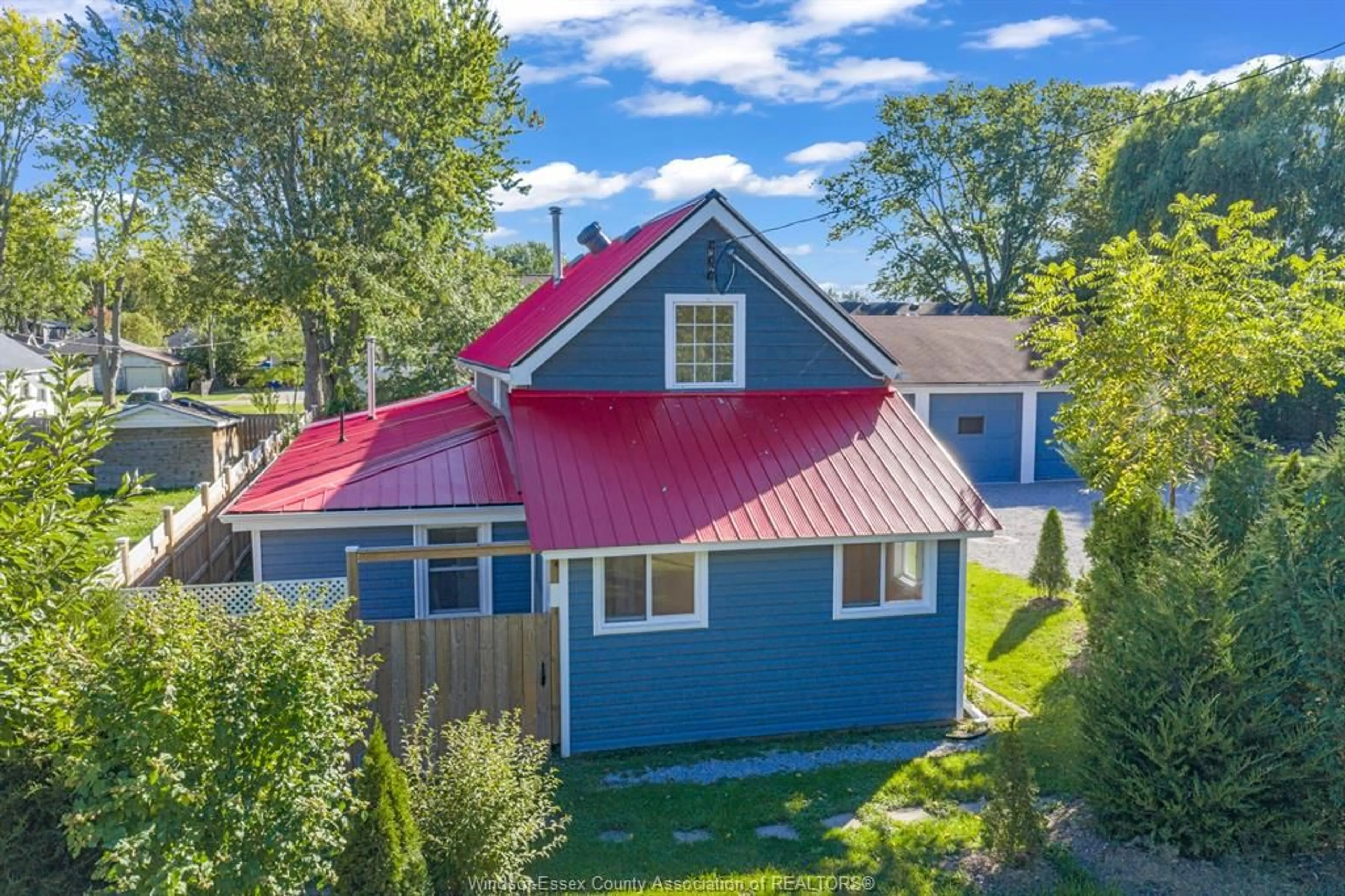 A pic from outside/outdoor area/front of a property/back of a property/a pic from drone, unknown for 1057 Oak Ave, Kingsville Ontario N9Y 3T6
