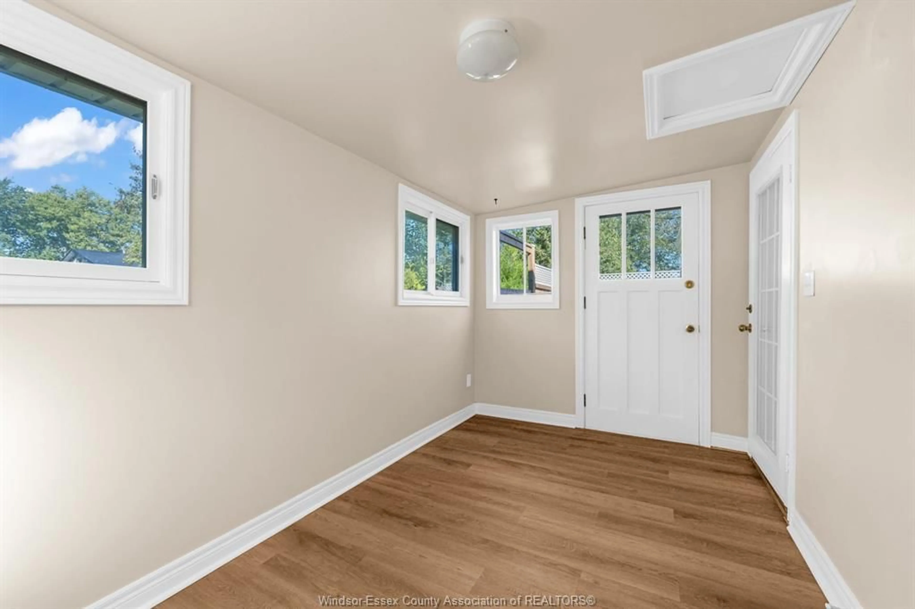Indoor entryway for 1057 Oak Ave, Kingsville Ontario N9Y 3T6