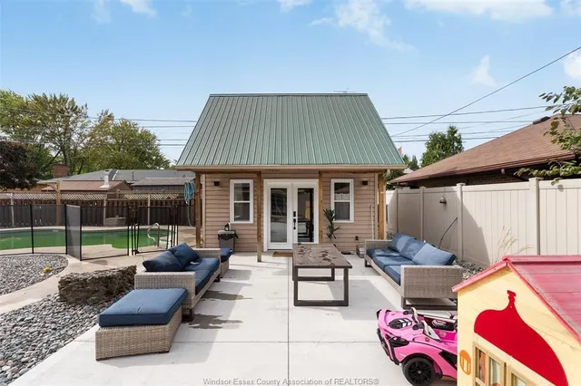 2767 BUCKINGHAM, Windsor 4