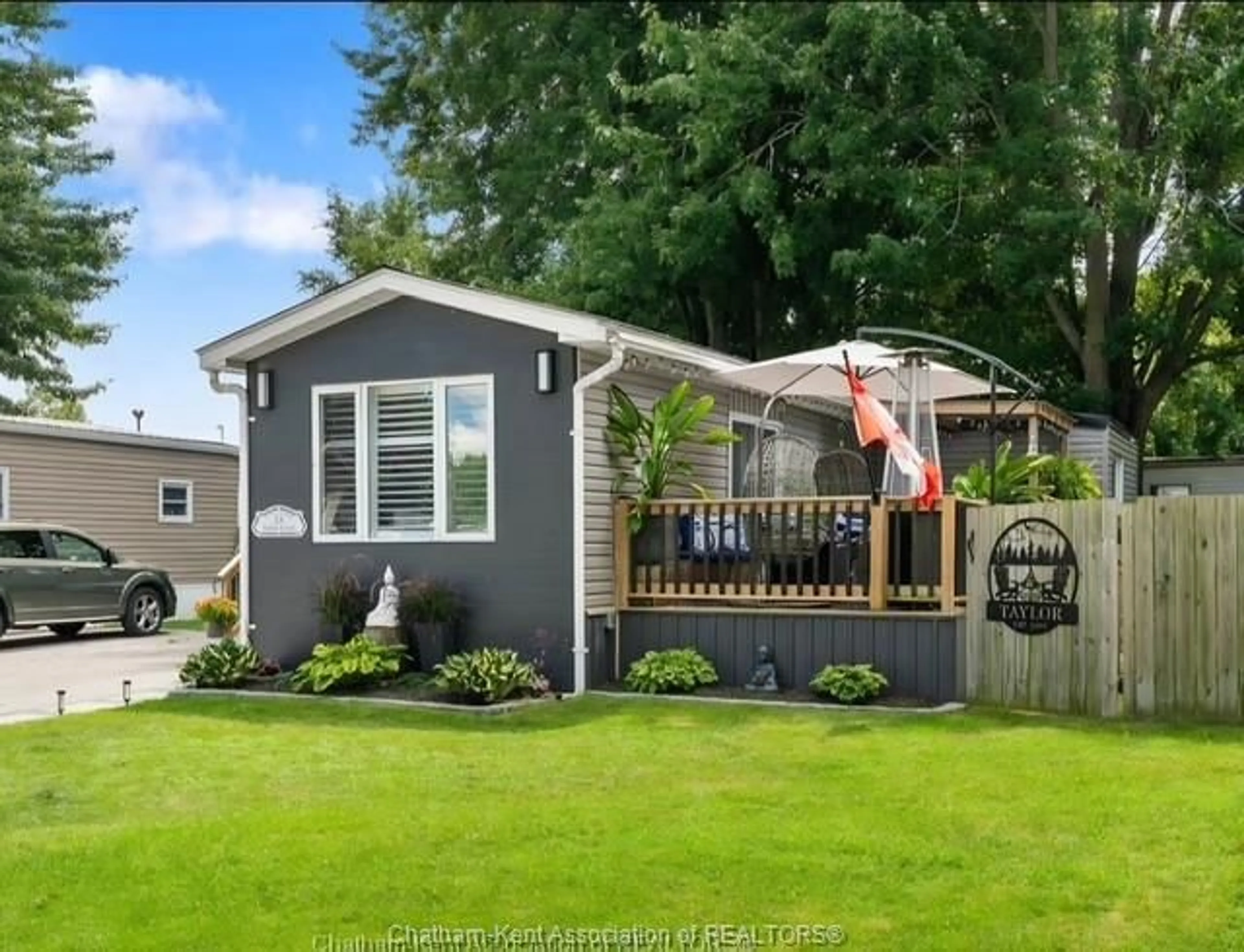 Home with vinyl exterior material, street for 23 Sutton Crt, Chatham Ontario N7L 4G4