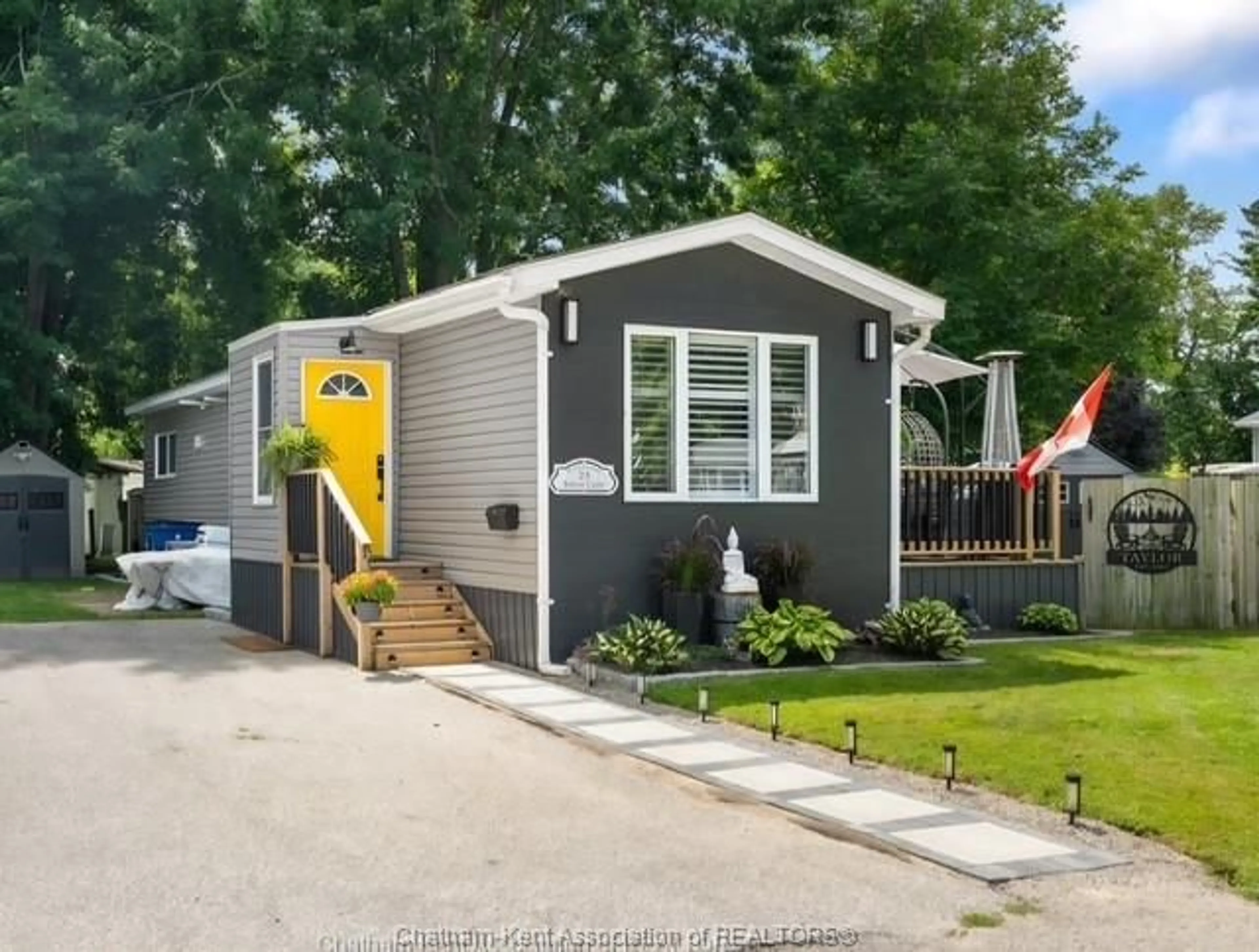 Home with vinyl exterior material, street for 23 Sutton Crt, Chatham Ontario N7L 4G4