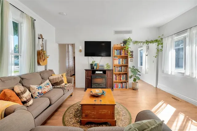 198 BROCK, Amherstburg 4