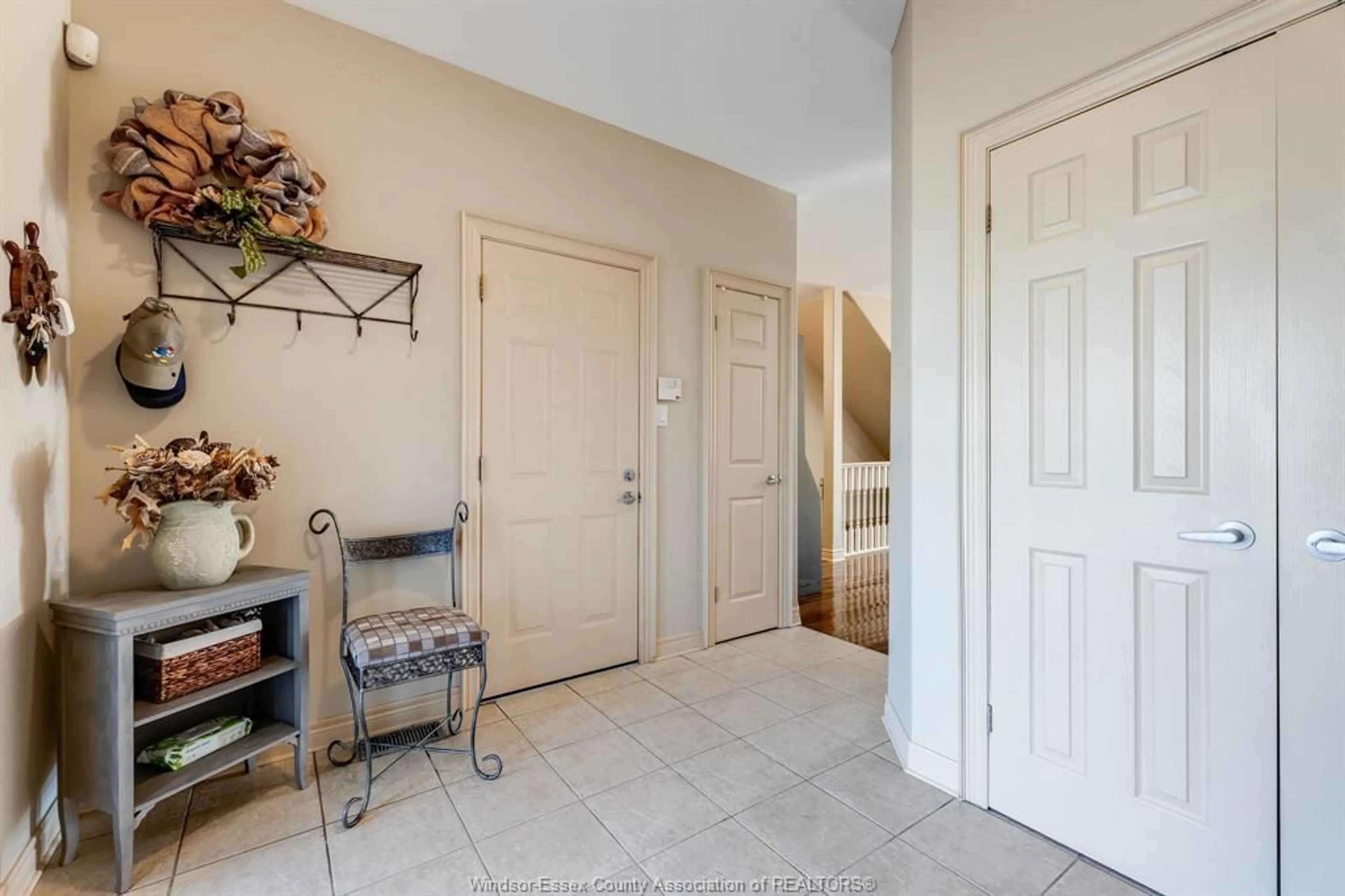 Indoor entryway for 23 Montego Bay, Kingsville Ontario N9Y 4E7