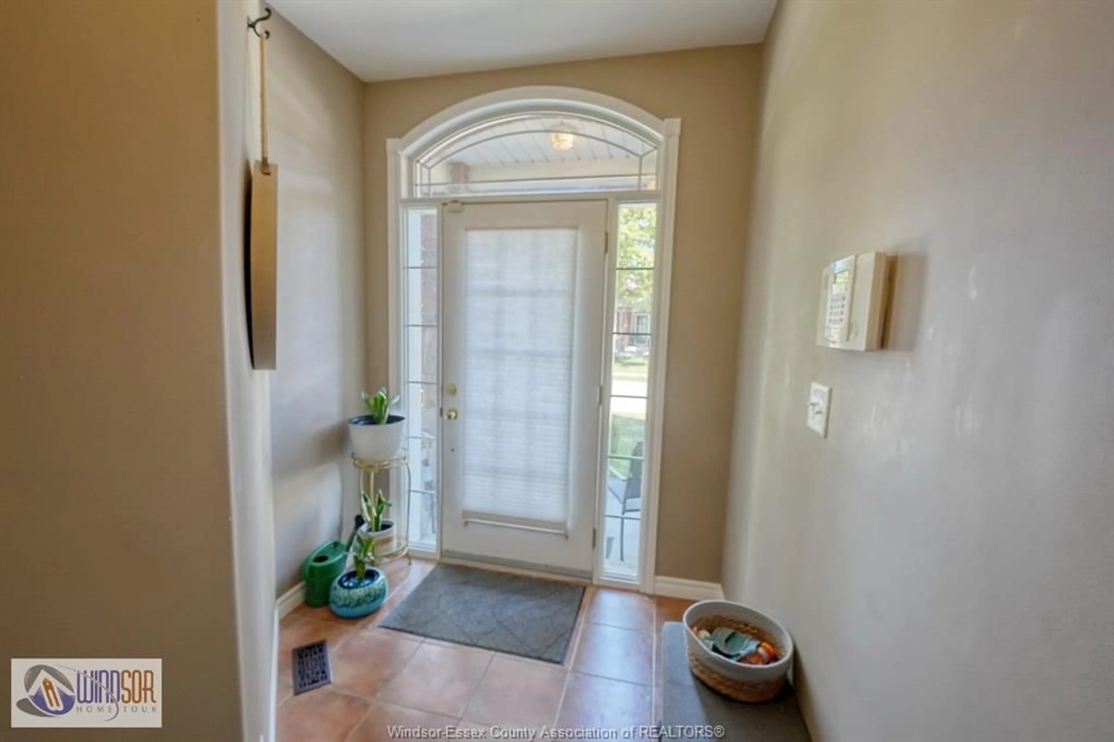 Indoor entryway for 11925 COBBLESTONE, Windsor Ontario N8P 1T7