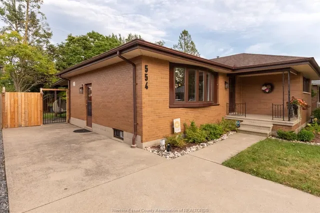554 BERTHA Ave, Windsor 4