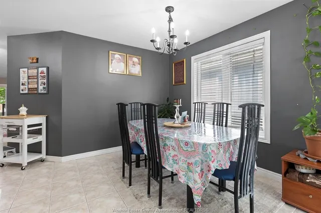 1685 CHATEAU Ave, Windsor 4