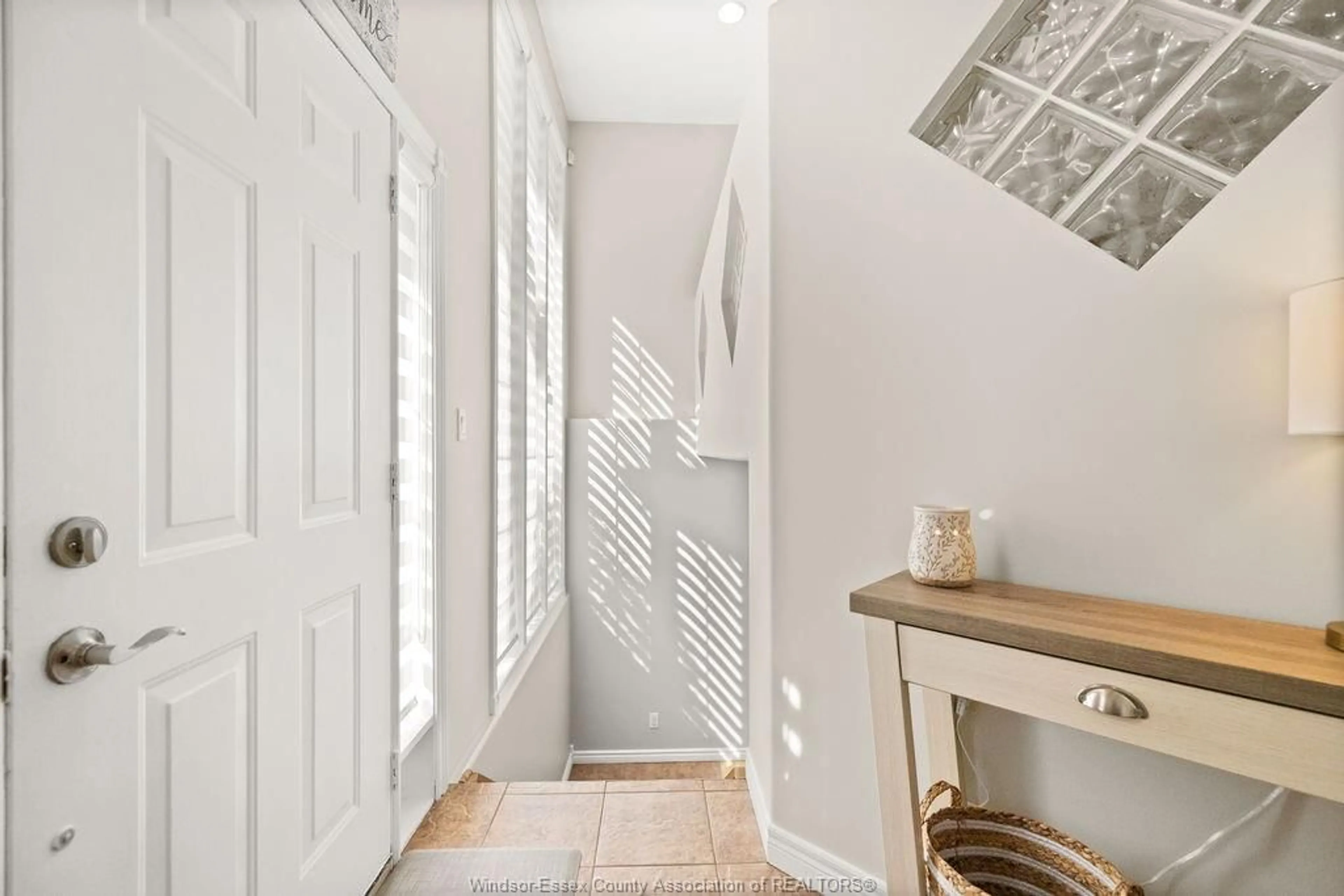 Indoor entryway for 1520 MAPLE, LaSalle Ontario N9J 3L3