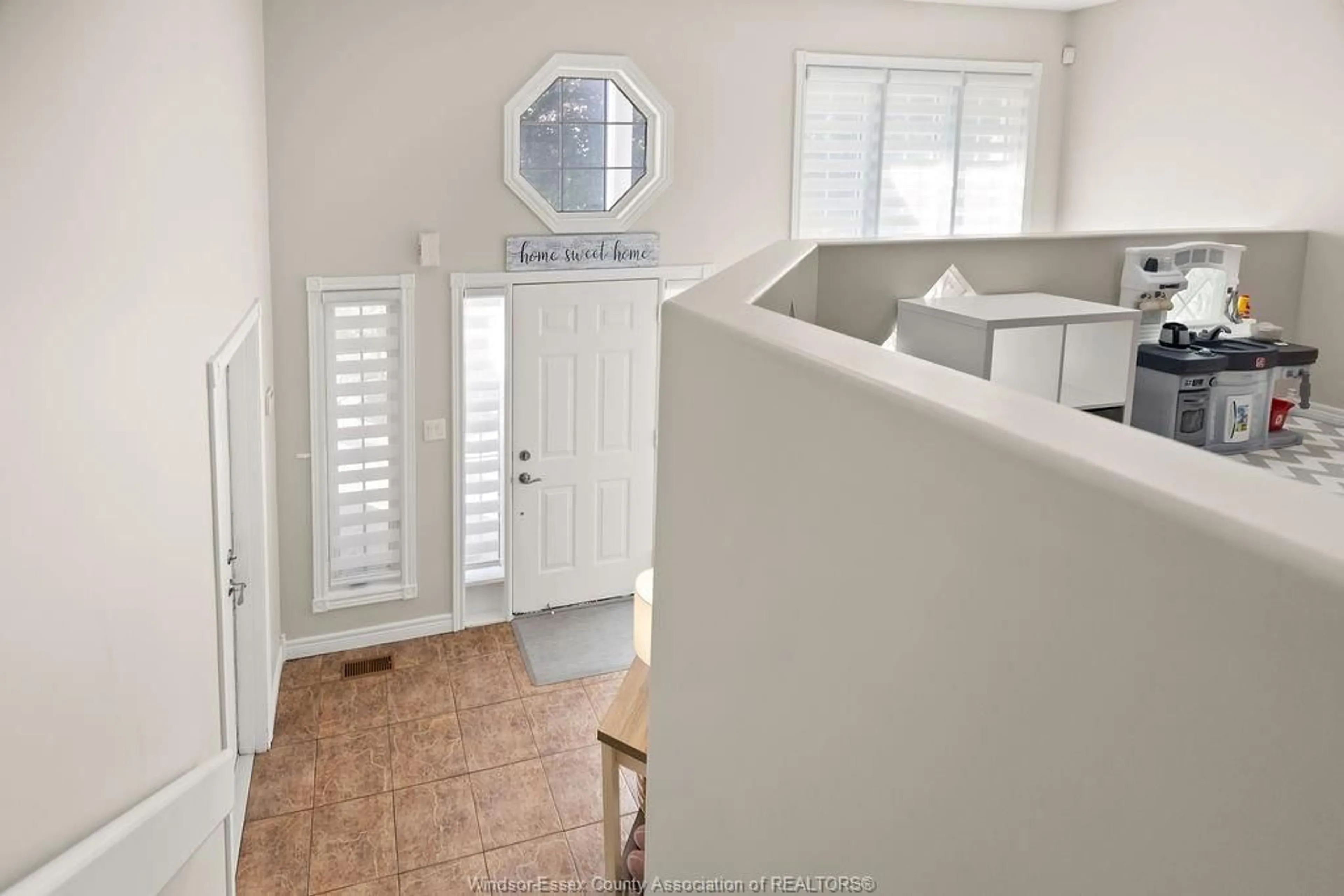 Indoor entryway for 1520 MAPLE, LaSalle Ontario N9J 3L3
