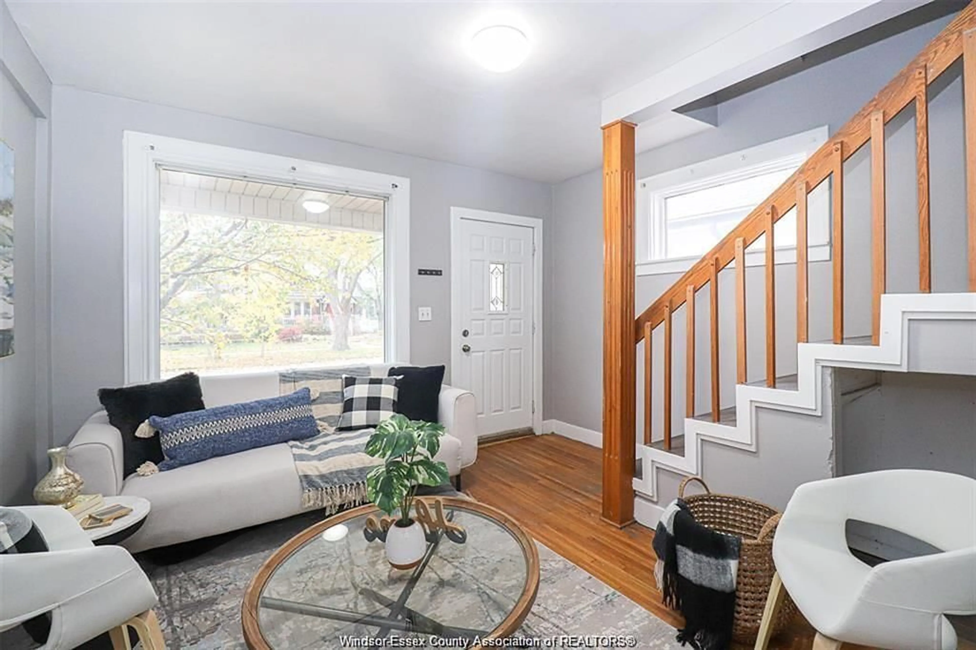 Living room with furniture, wood/laminate floor for 822 PARTINGTON Ave, Windsor Ontario N9B 2N8