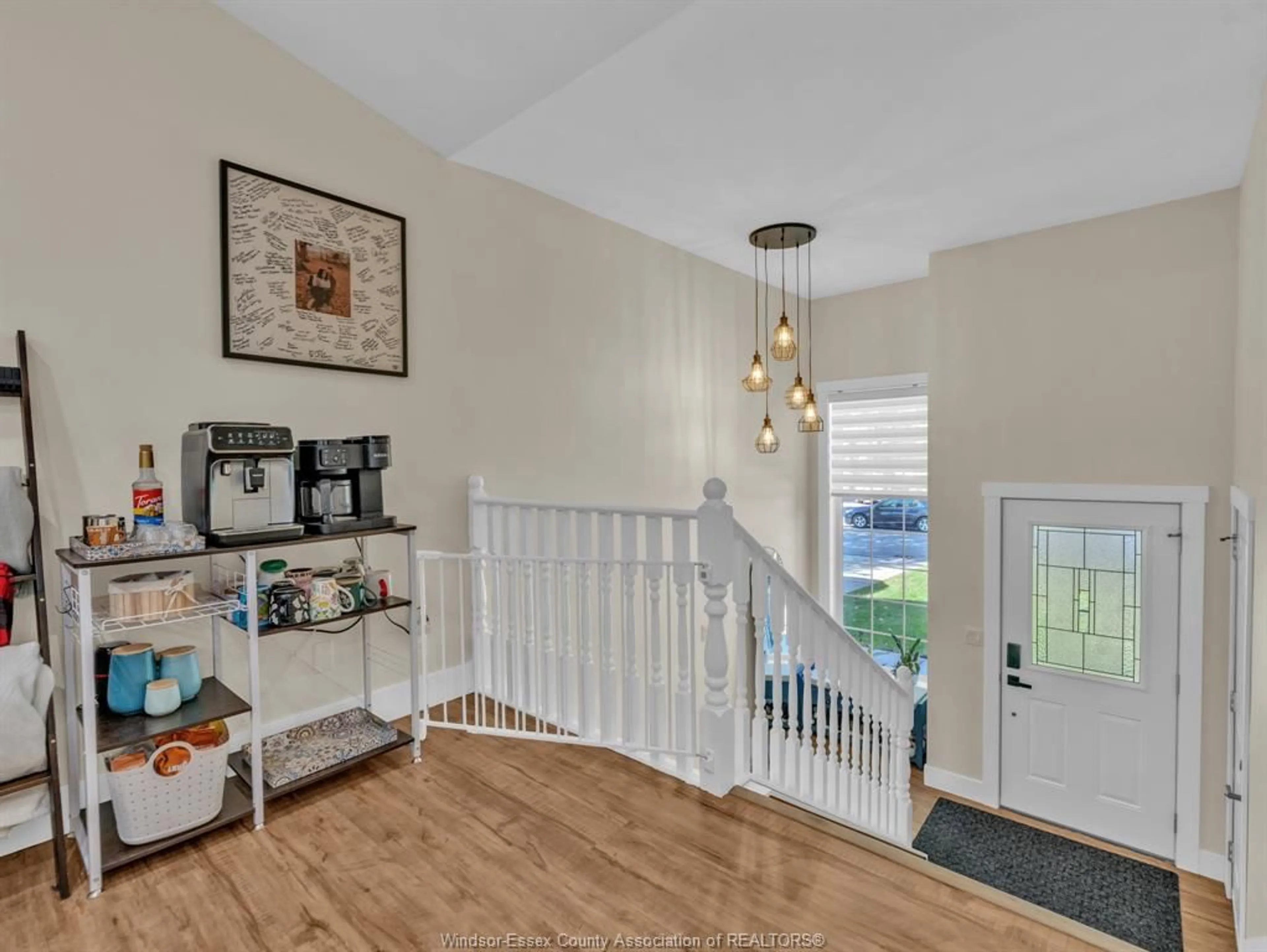 Indoor entryway for 33 TOFFLEMIRE St, Amherstburg Ontario N9V 4E3