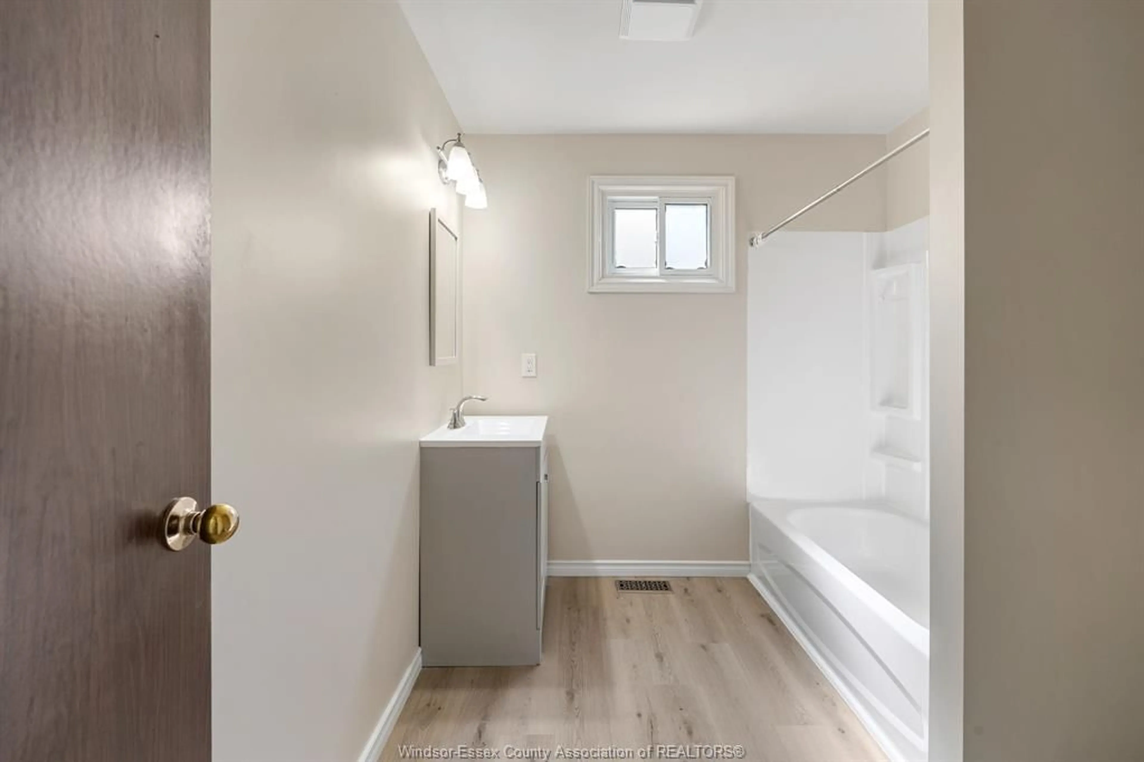 Standard bathroom, ceramic/tile floor for 105 KIM Crt, Essex Ontario N8M 2Z8