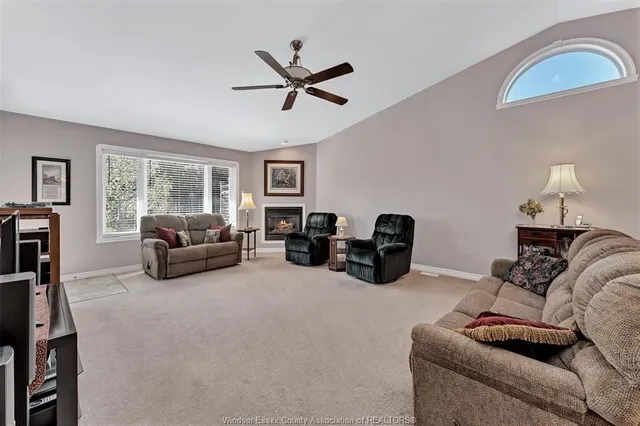 2207 KATELLA, Windsor 5