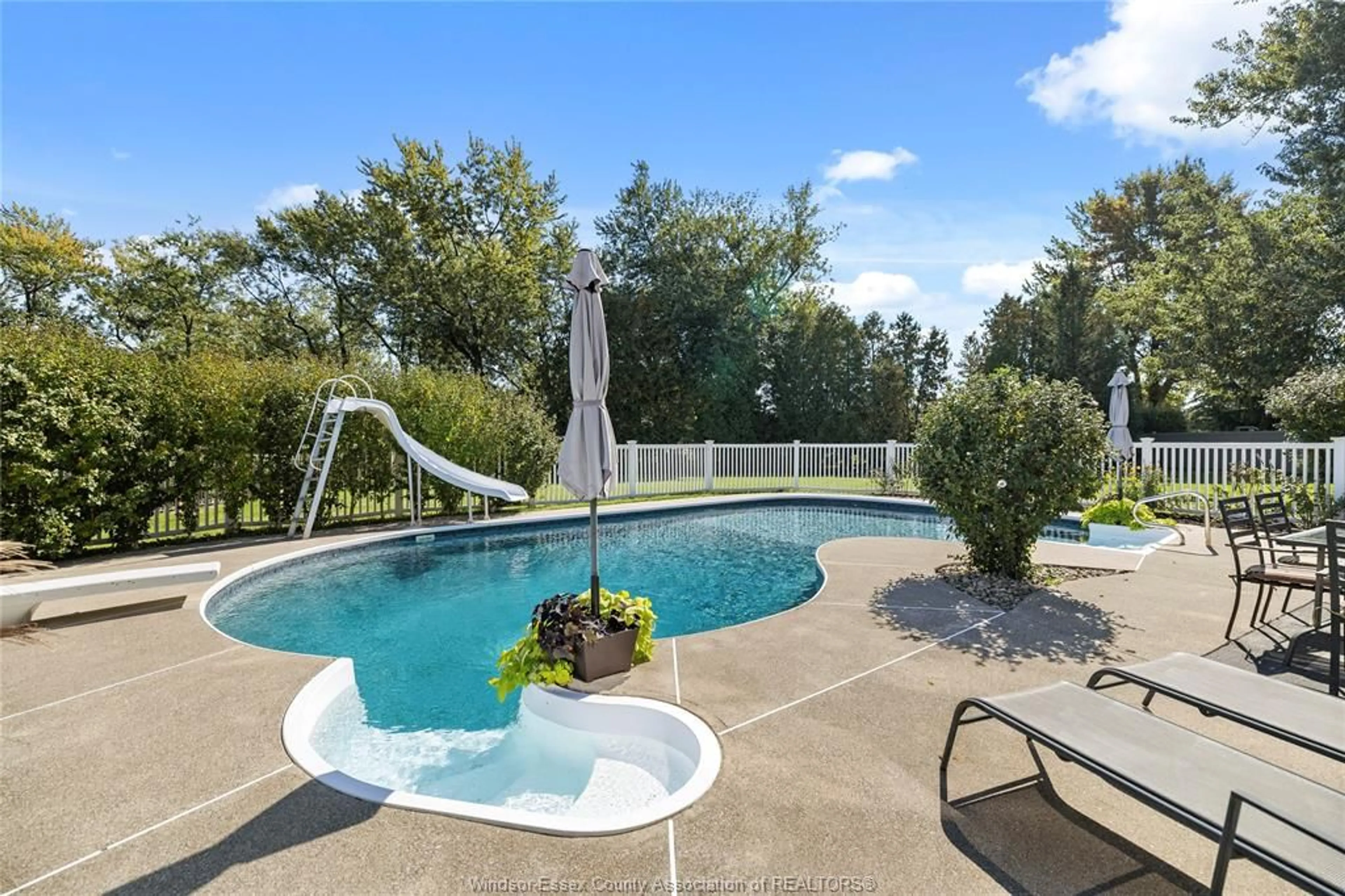 Pool for 3926 ROSELAND Dr, Windsor Ontario N9G 2Z5