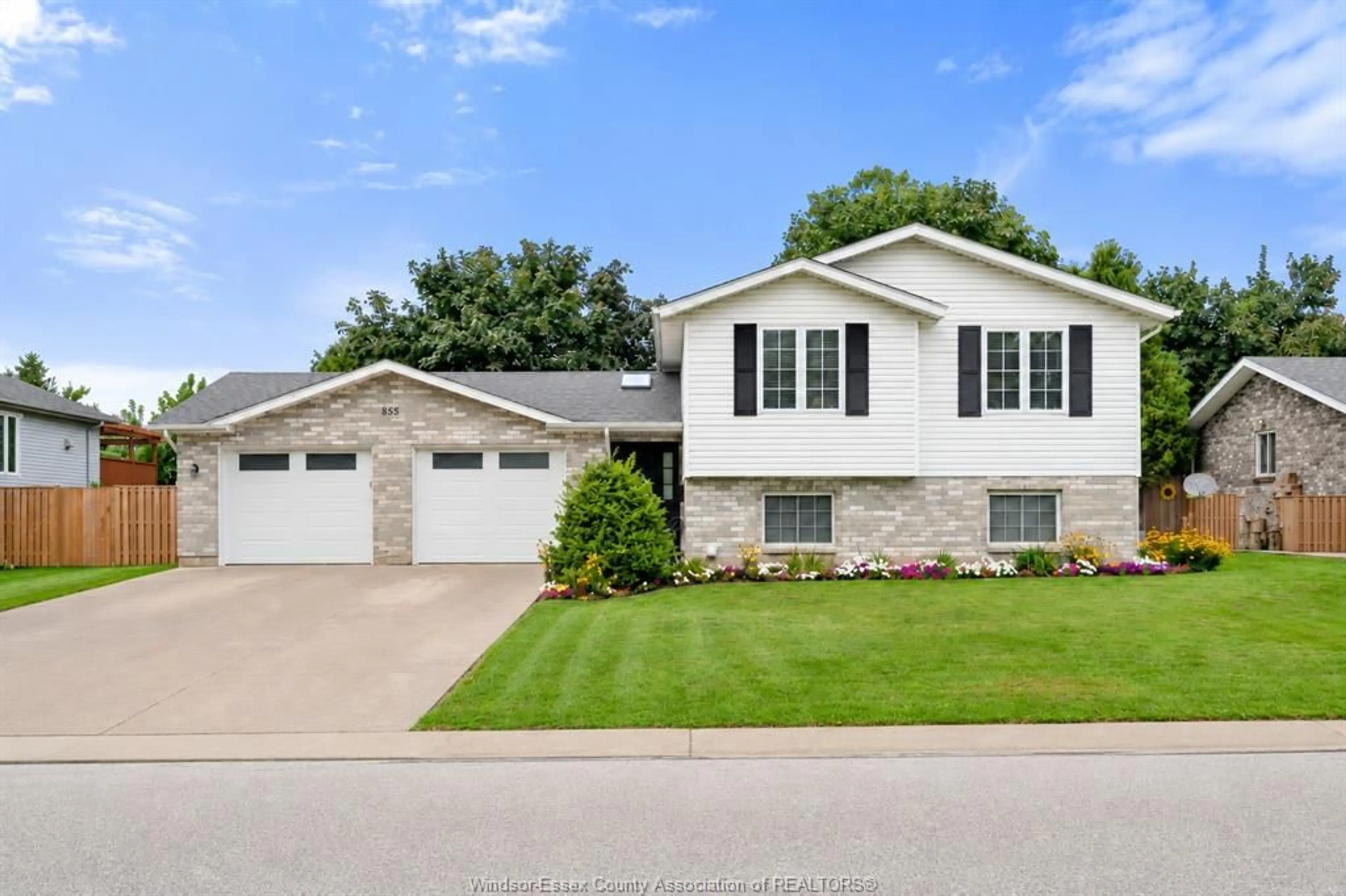 Home with vinyl exterior material, street for 855 LAWNDALE Ave, Kingsville Ontario N9Y 3S5
