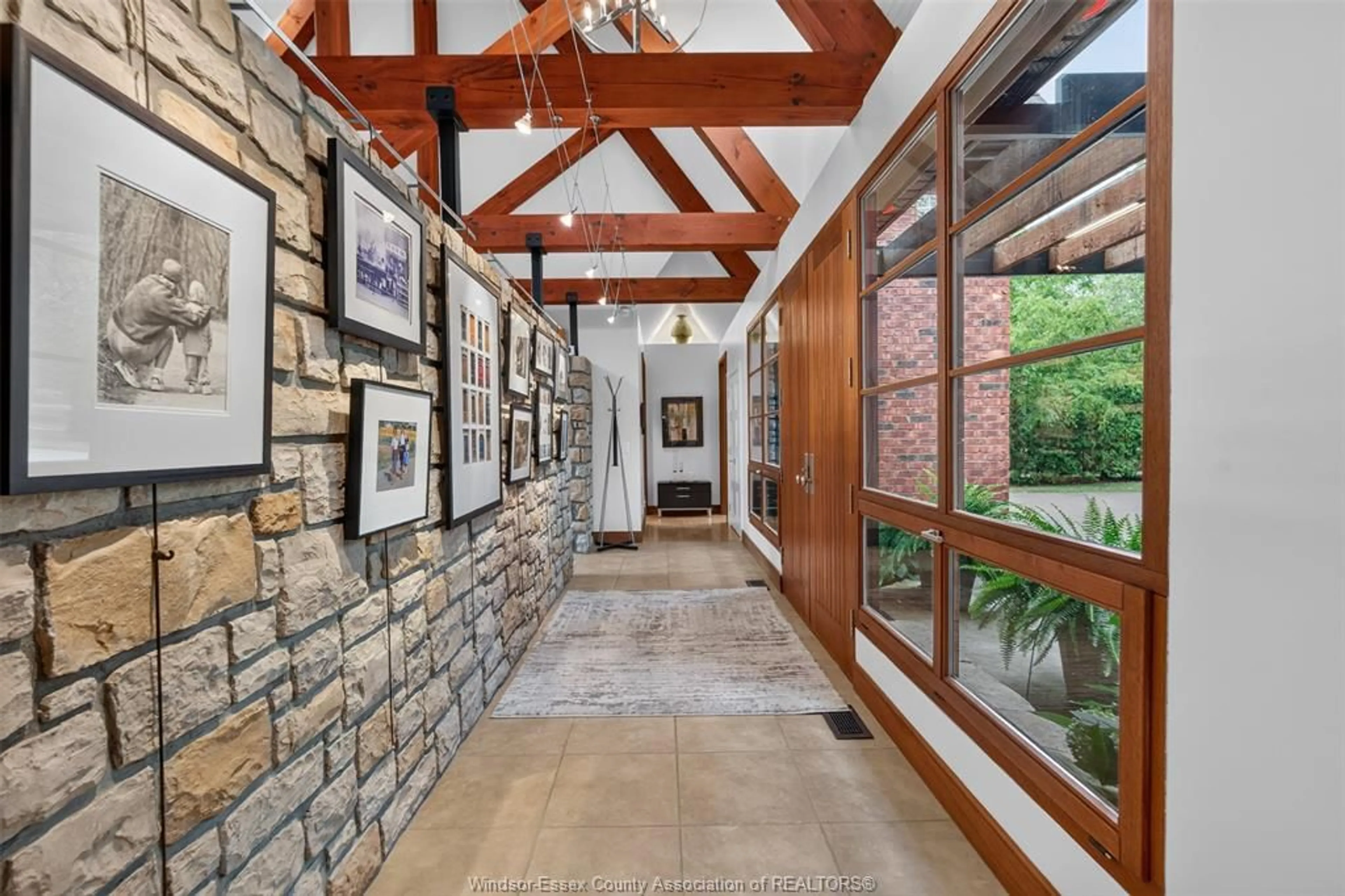 Indoor foyer for 3871 MIDDLE Sideroad, Amherstburg Ontario N9V 2Y9
