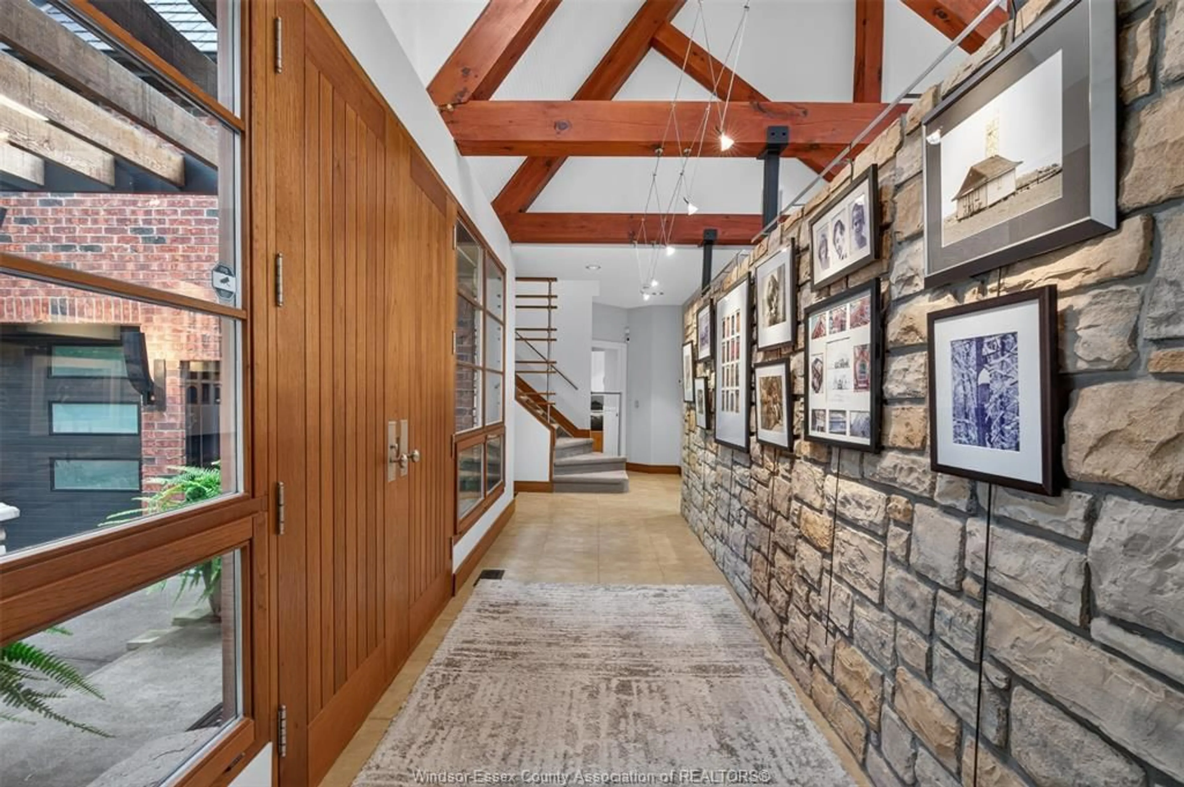 Indoor foyer for 3871 MIDDLE Sideroad, Amherstburg Ontario N9V 2Y9