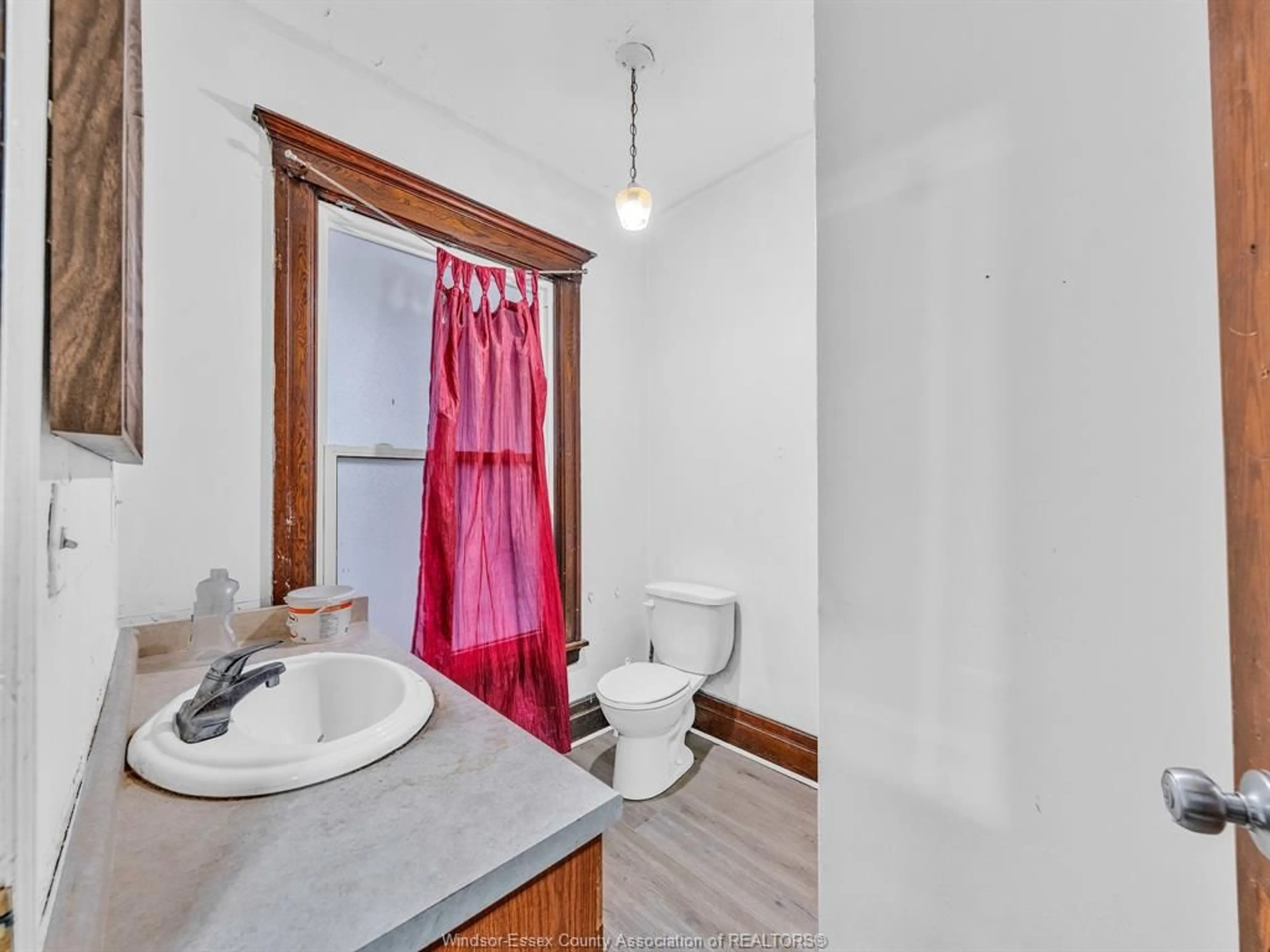 Standard bathroom, unknown for 780 DOUGALL, Windsor Ontario N9A 4P8