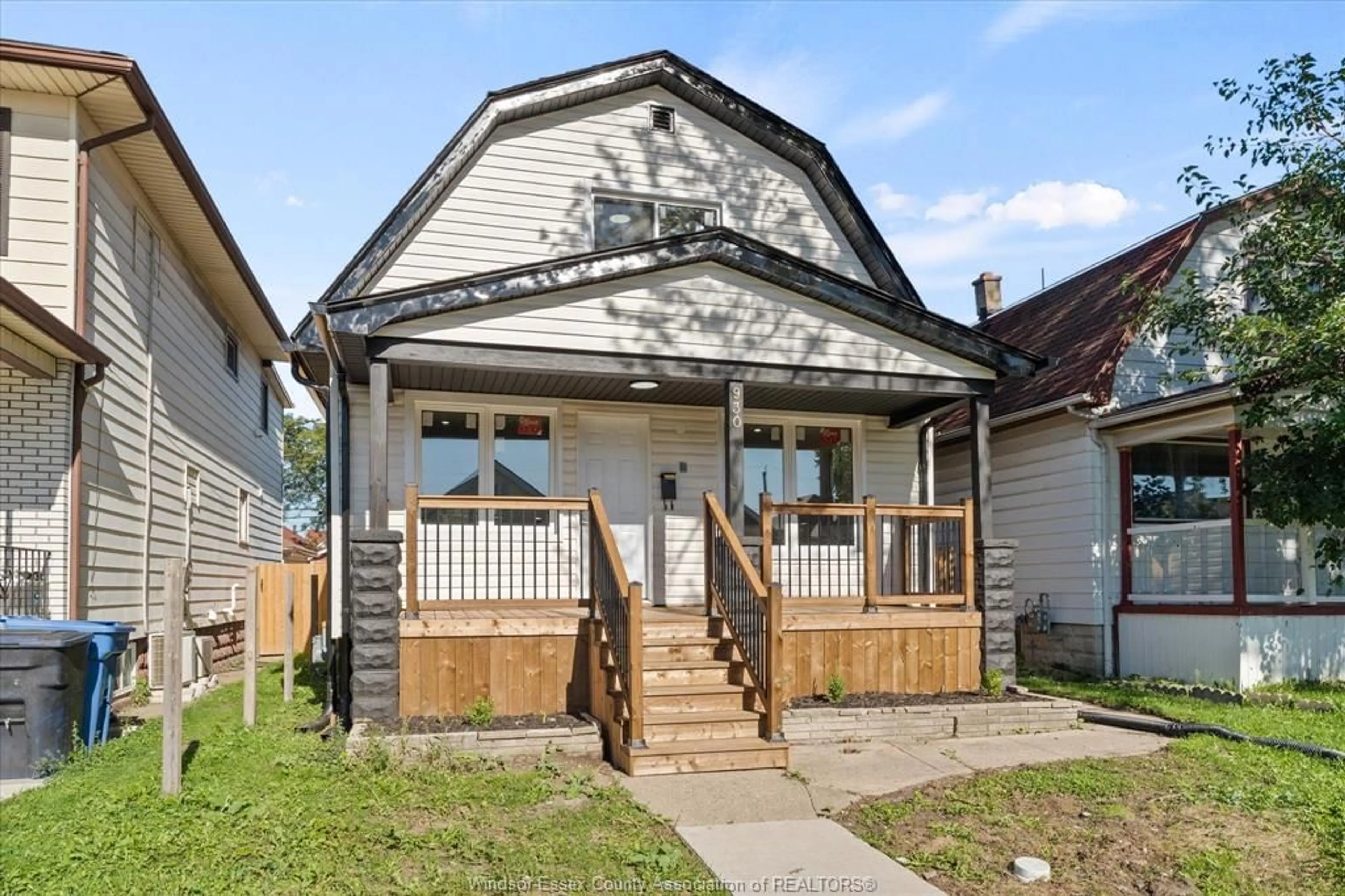 Home with vinyl exterior material, street for 930 Elsmere, Windsor Ontario N9A 2A9