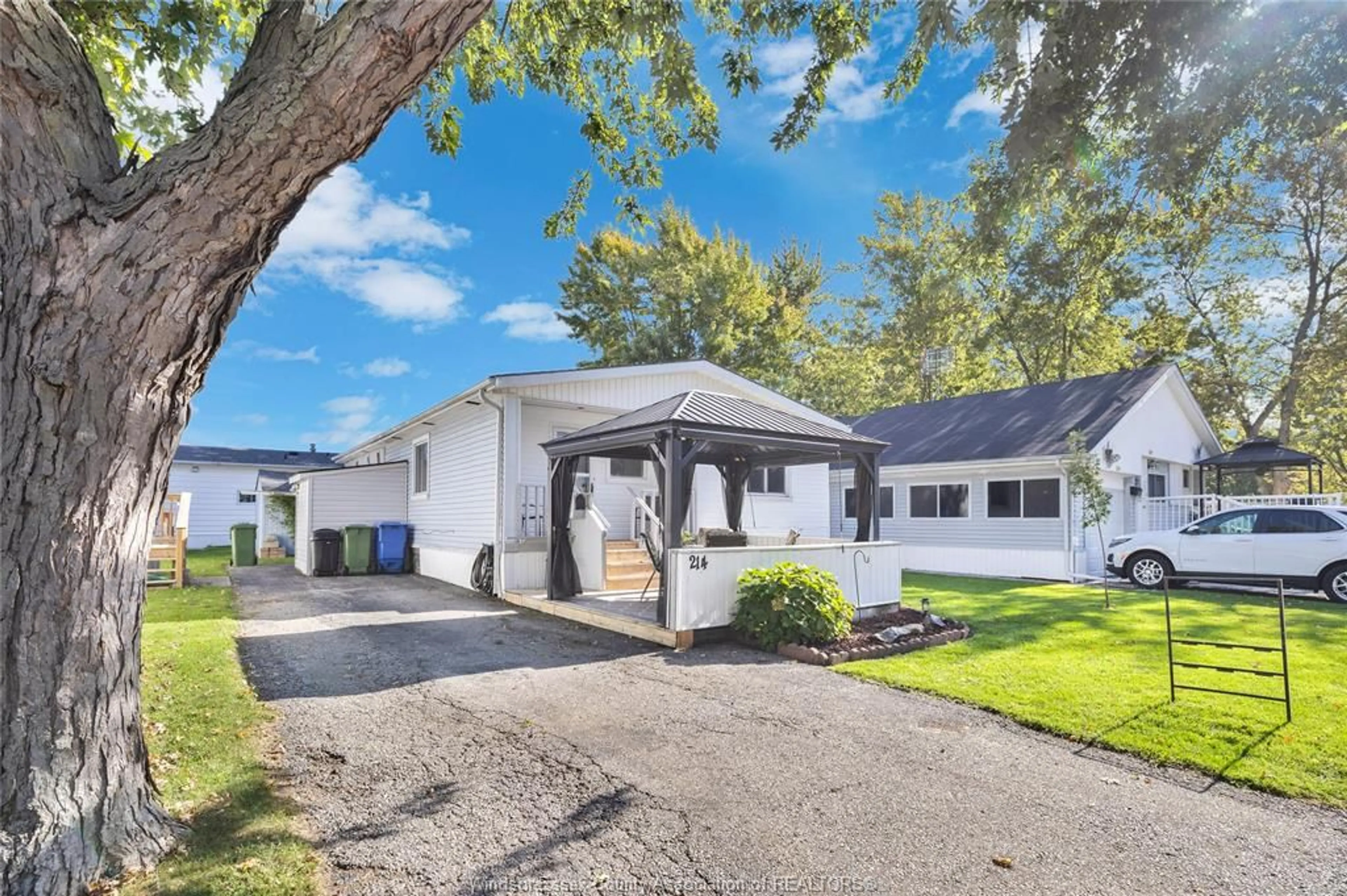 A pic from outside/outdoor area/front of a property/back of a property/a pic from drone, street for 214 DANA Dr, Essex Ontario N8M 2A1