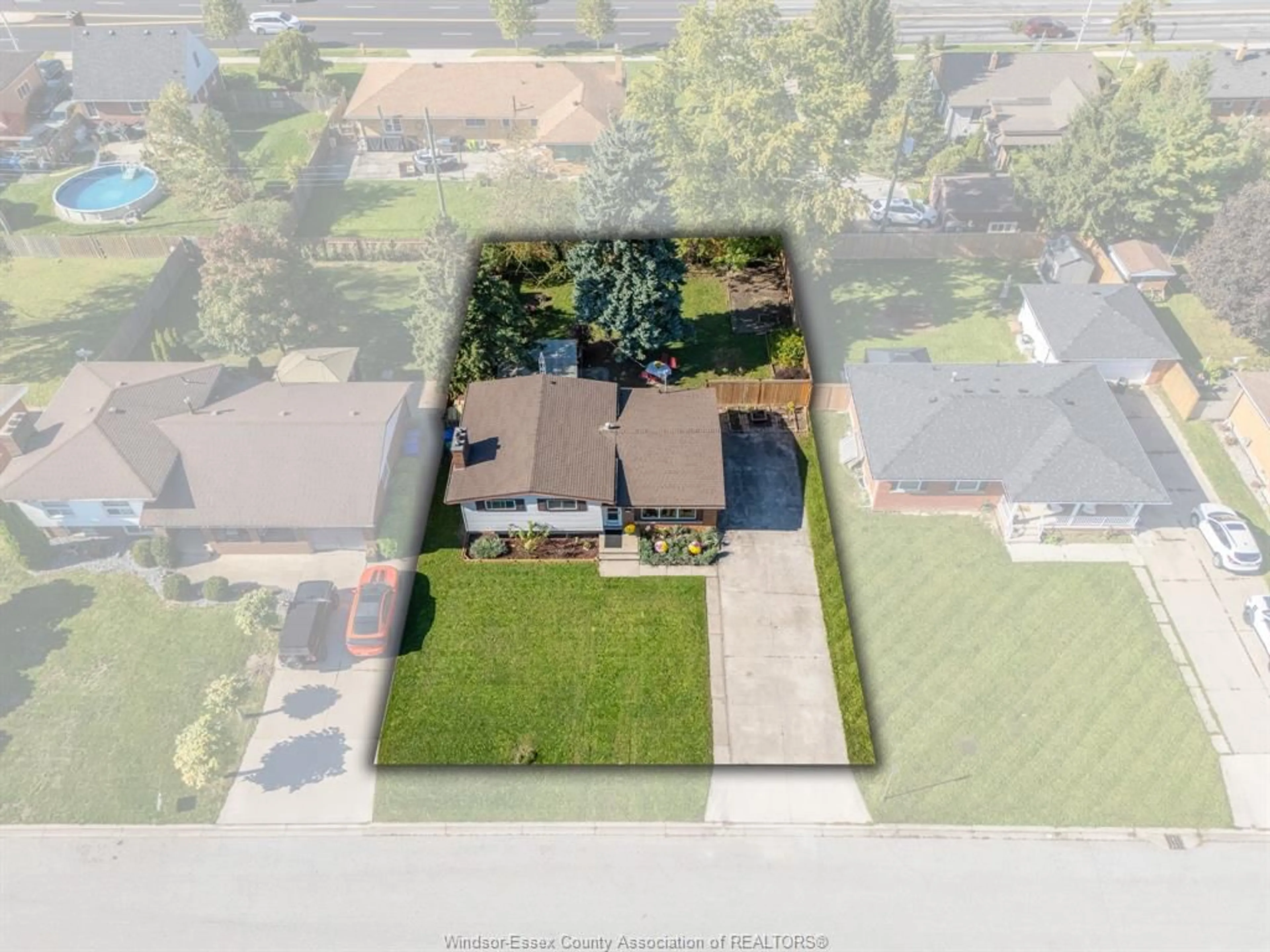 A pic from outside/outdoor area/front of a property/back of a property/a pic from drone, street for 2505 LONGFELLOW, Windsor Ontario N9E 2K8