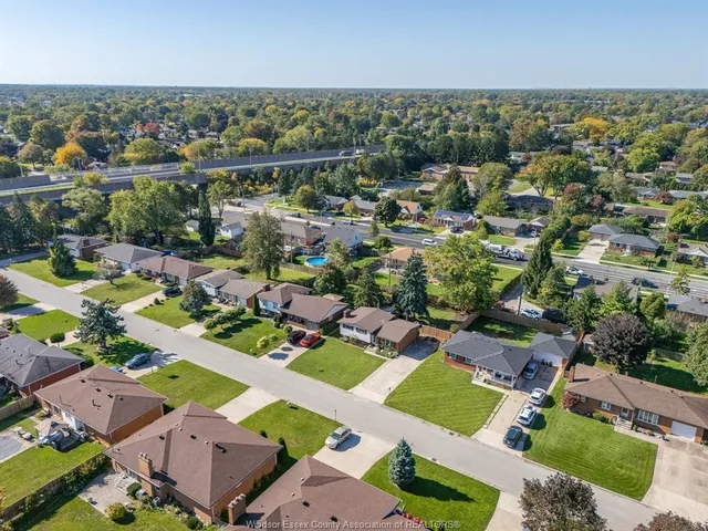2505 LONGFELLOW, Windsor 5