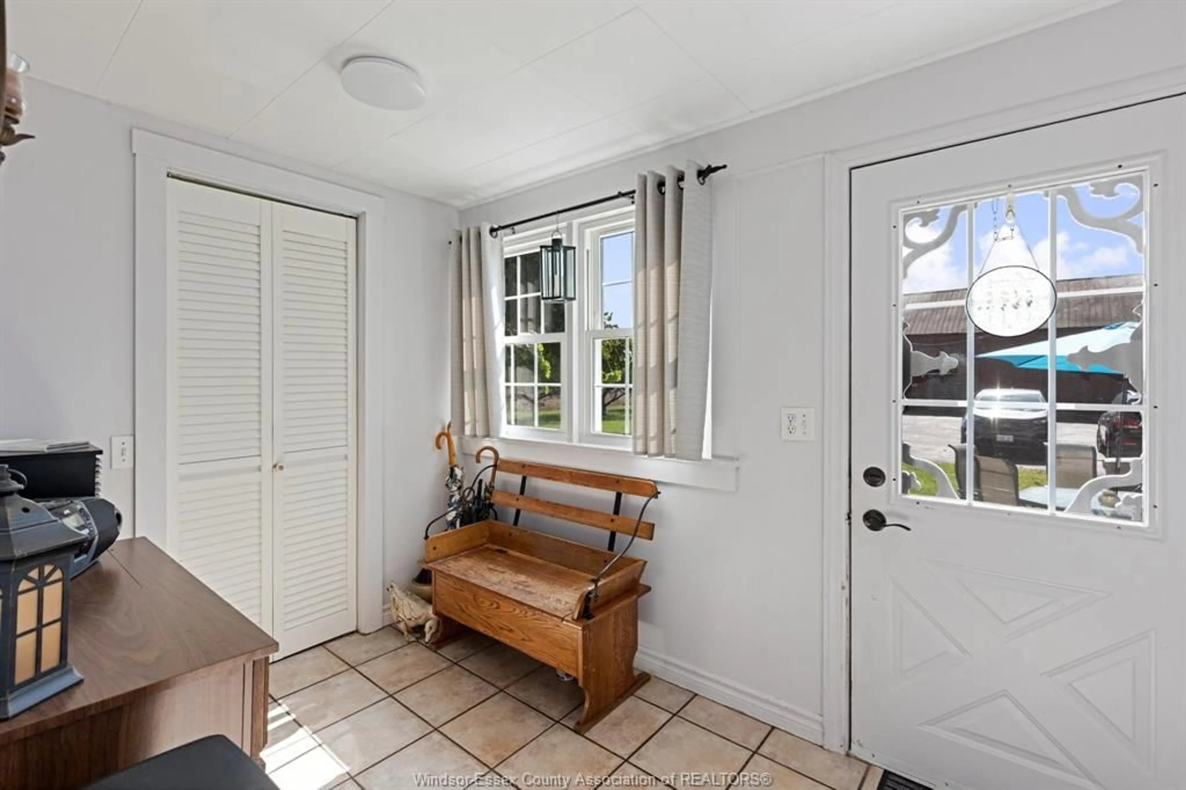 Indoor entryway for 2151 COUNTY RD 20, Harrow Ontario N0R 1G0
