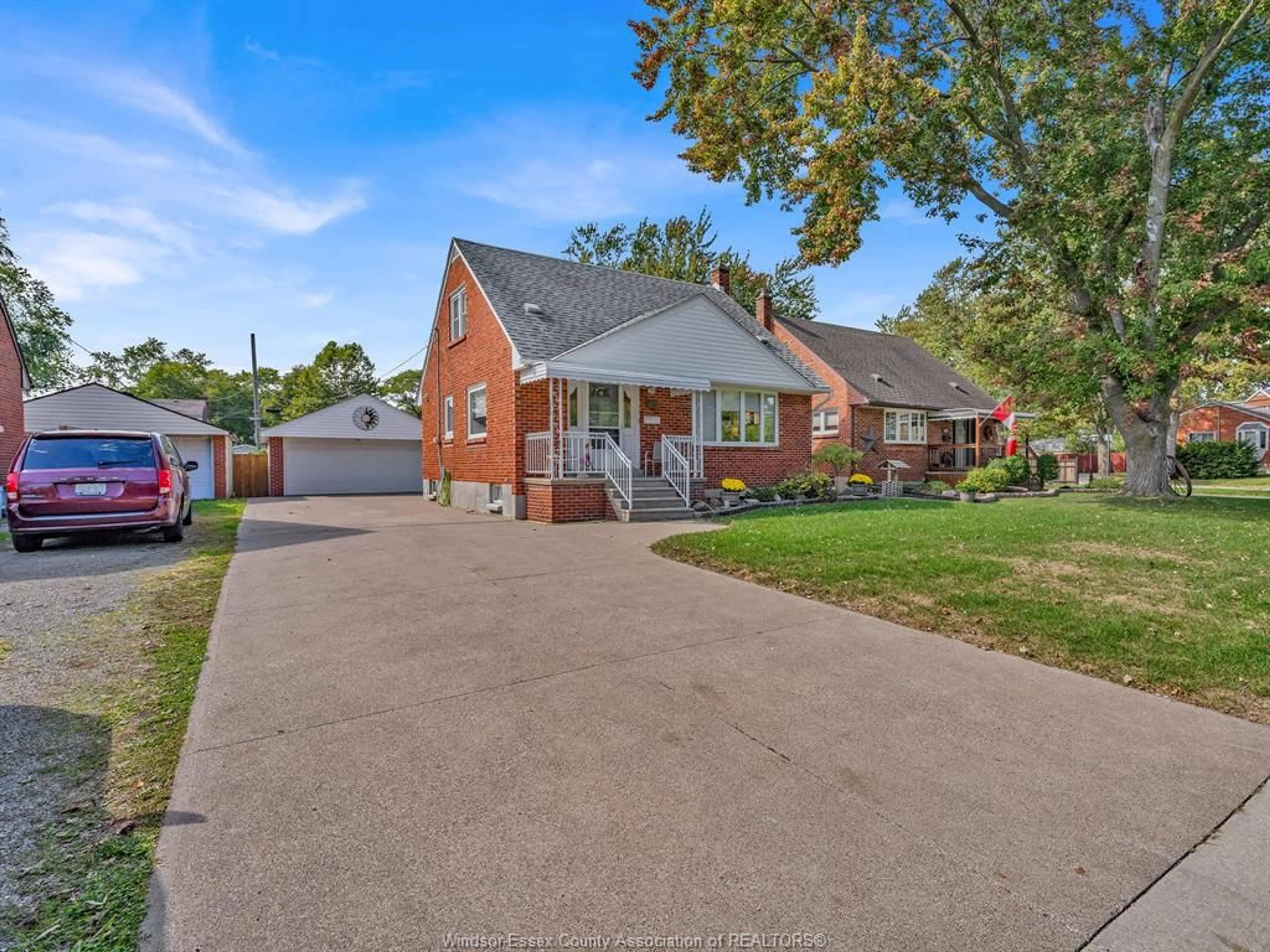 A pic from outside/outdoor area/front of a property/back of a property/a pic from drone, street for 1011 PARKVIEW, Windsor Ontario N8S 2X6