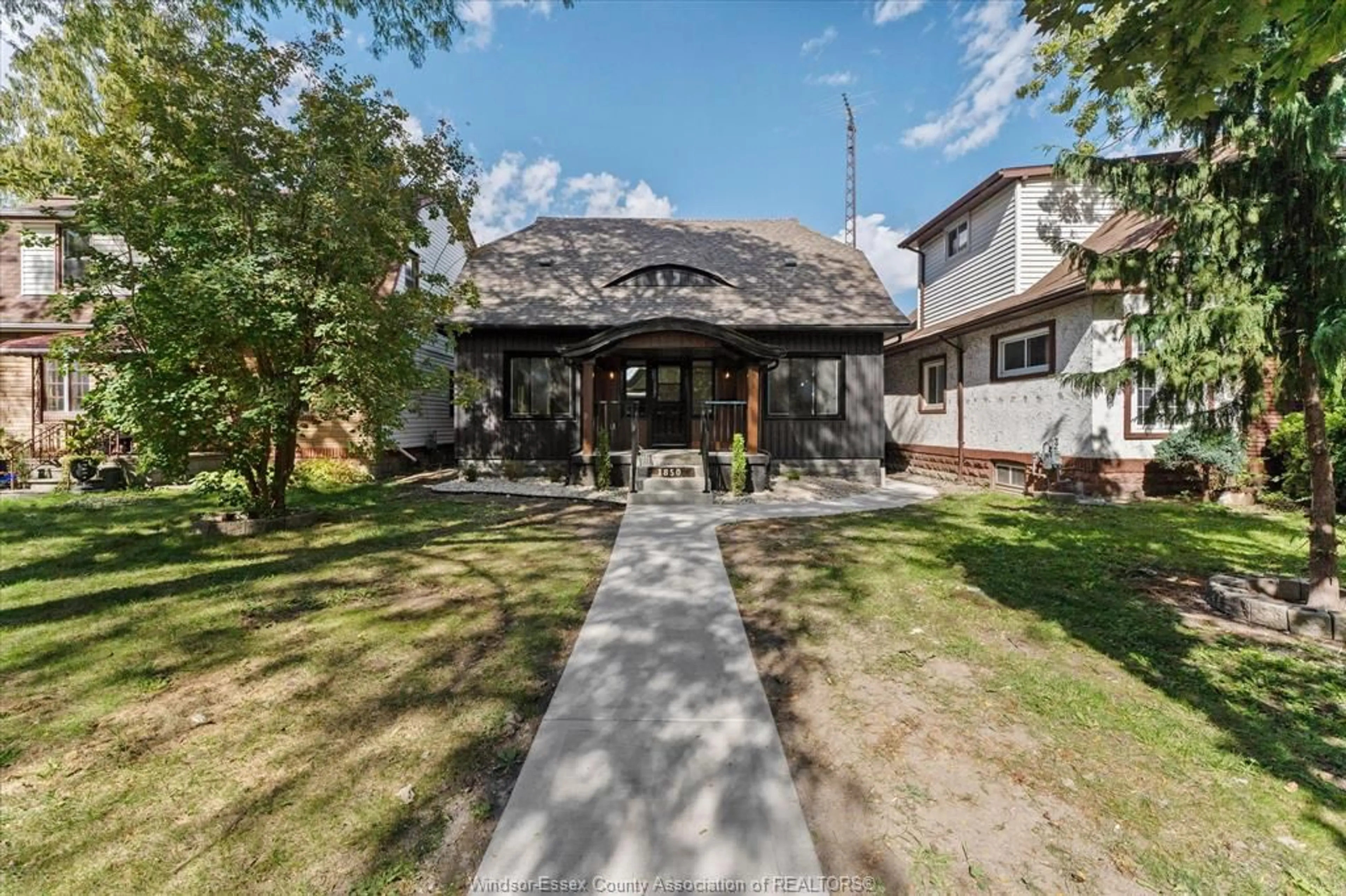 A pic from outside/outdoor area/front of a property/back of a property/a pic from drone, street for 1850 Dacotah Dr, Windsor Ontario N8Y 1S5