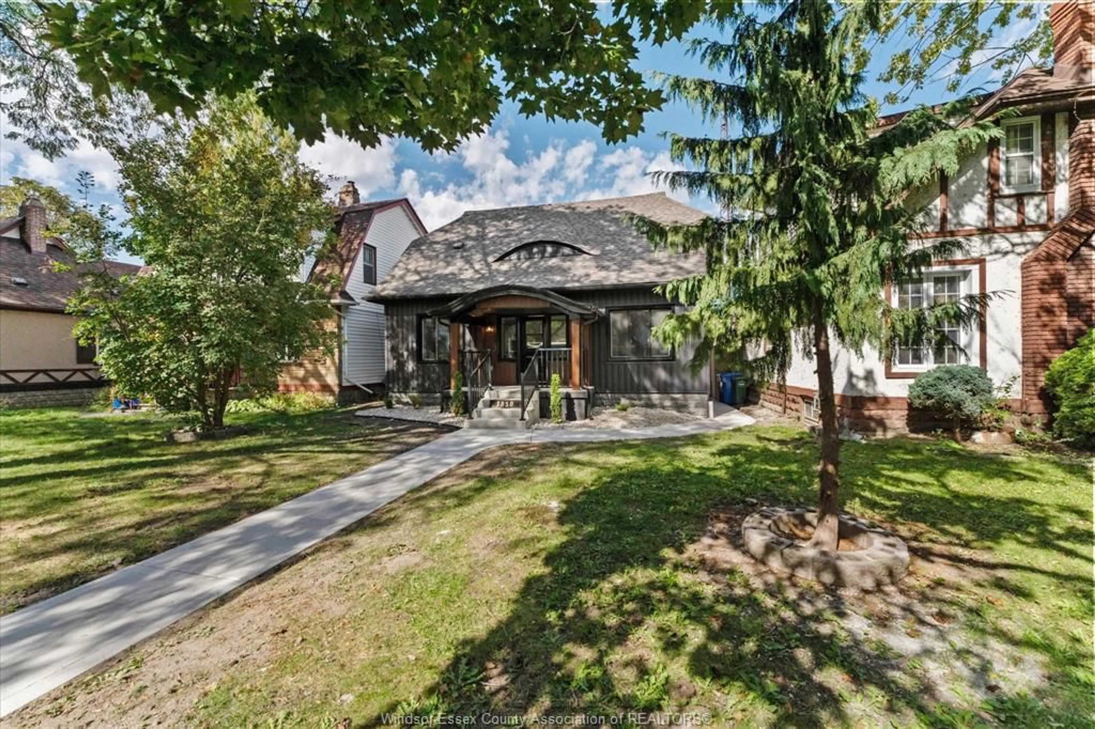 A pic from outside/outdoor area/front of a property/back of a property/a pic from drone, street for 1850 Dacotah Dr, Windsor Ontario N8Y 1S5