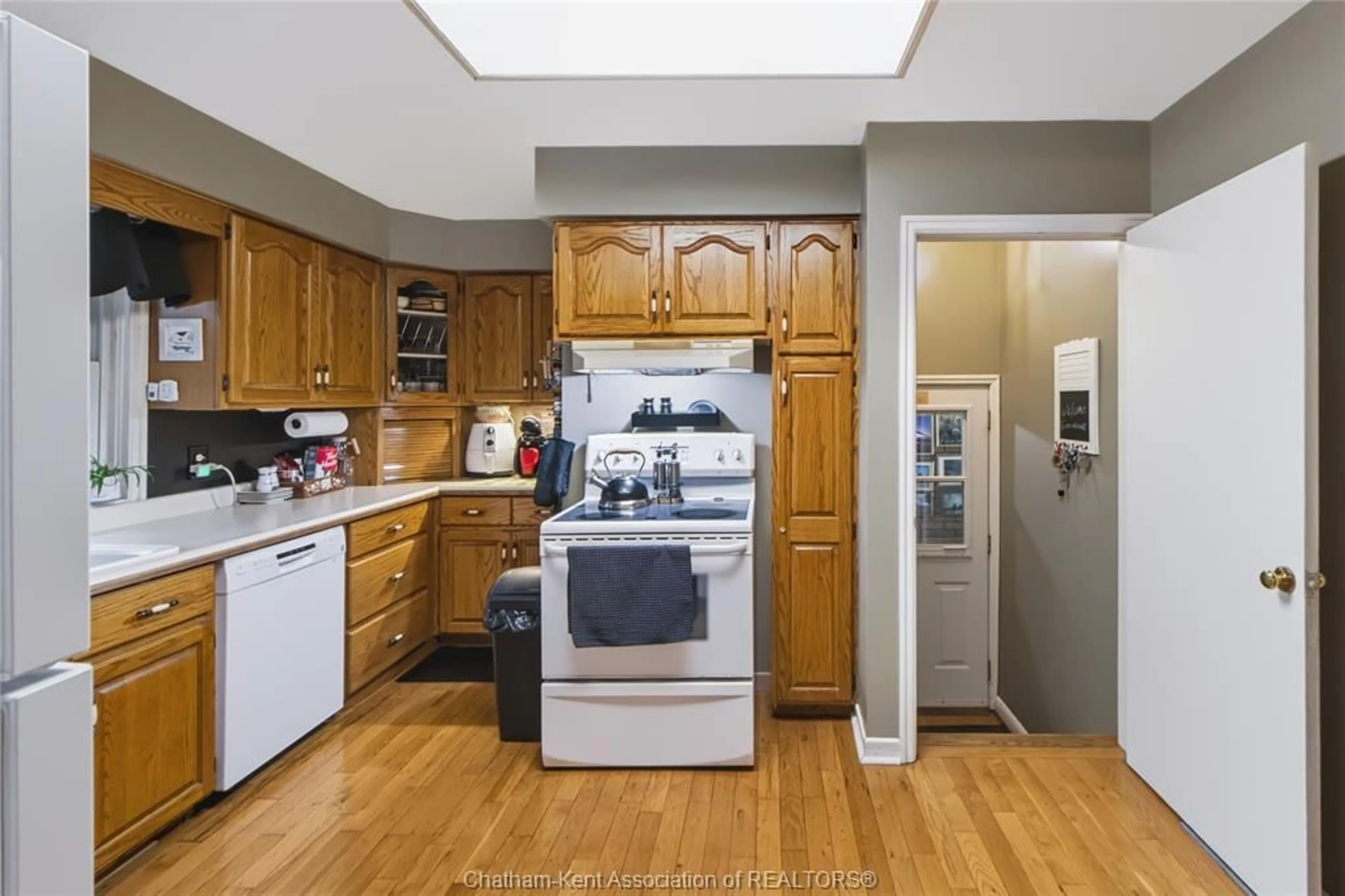 Standard kitchen, unknown for 16 INDIAN CREEK Rd, Chatham Ontario N7M 2E1