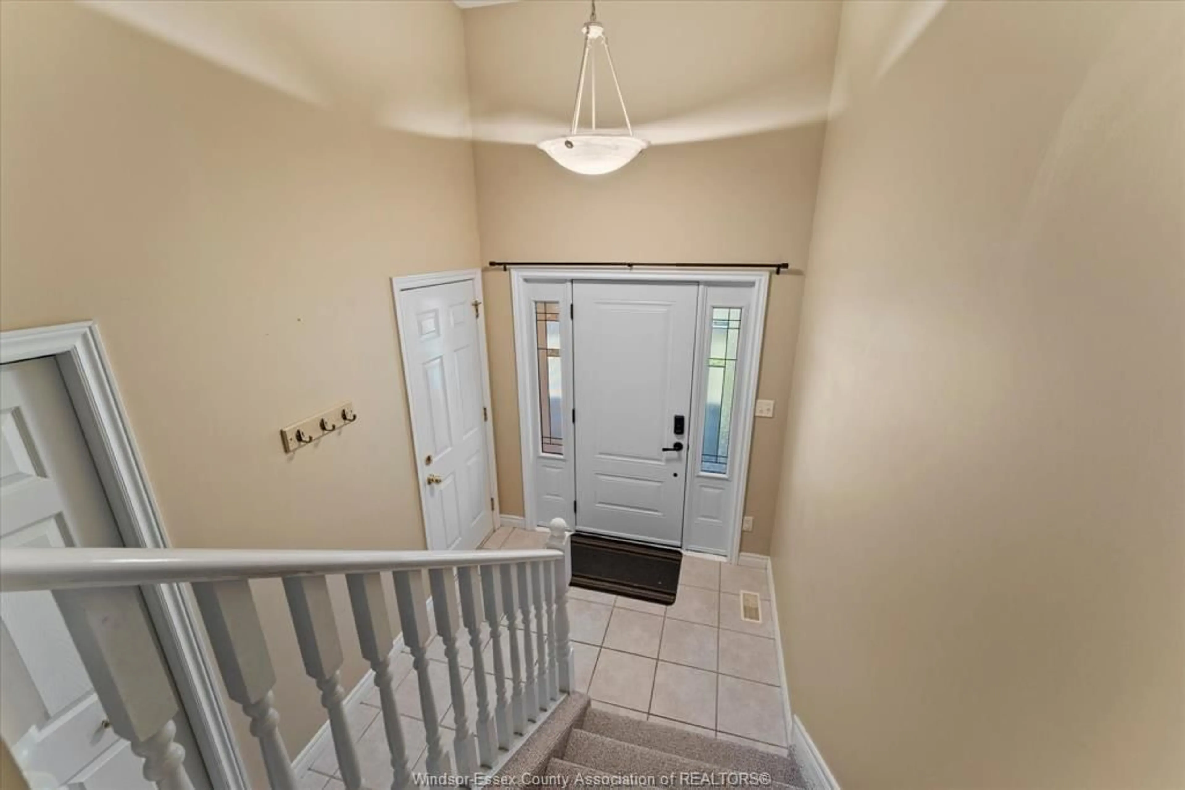 Indoor entryway for 2476 Luxury, Windsor Ontario N8P 1S8